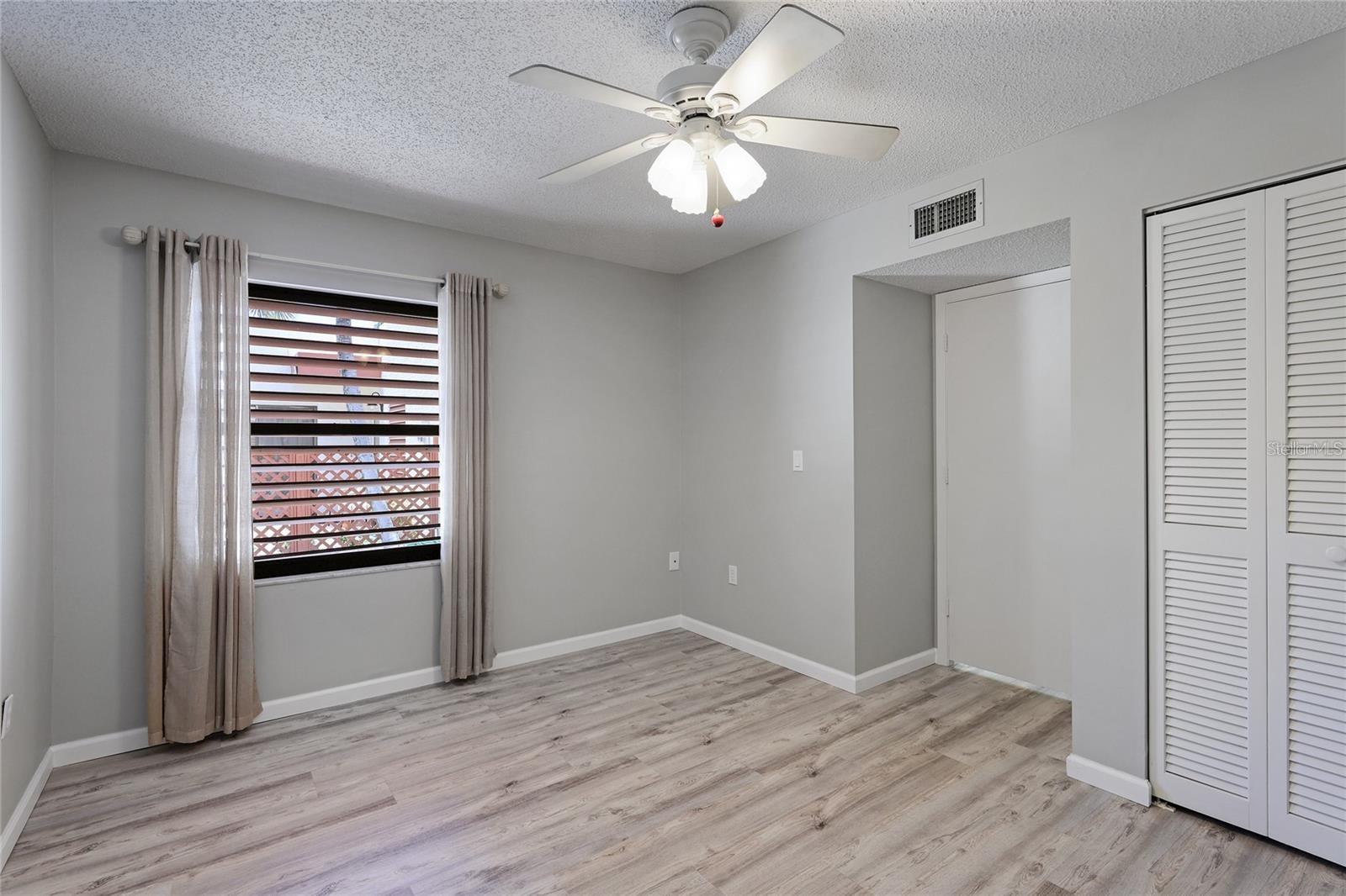 Image 12 of 33 For 814 Spring Lakes Boulevard 14