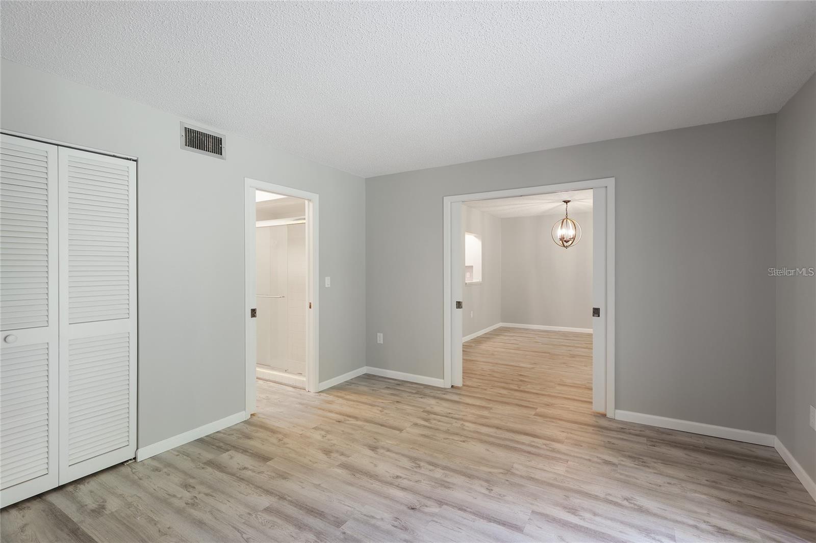 Image 13 of 33 For 814 Spring Lakes Boulevard 14