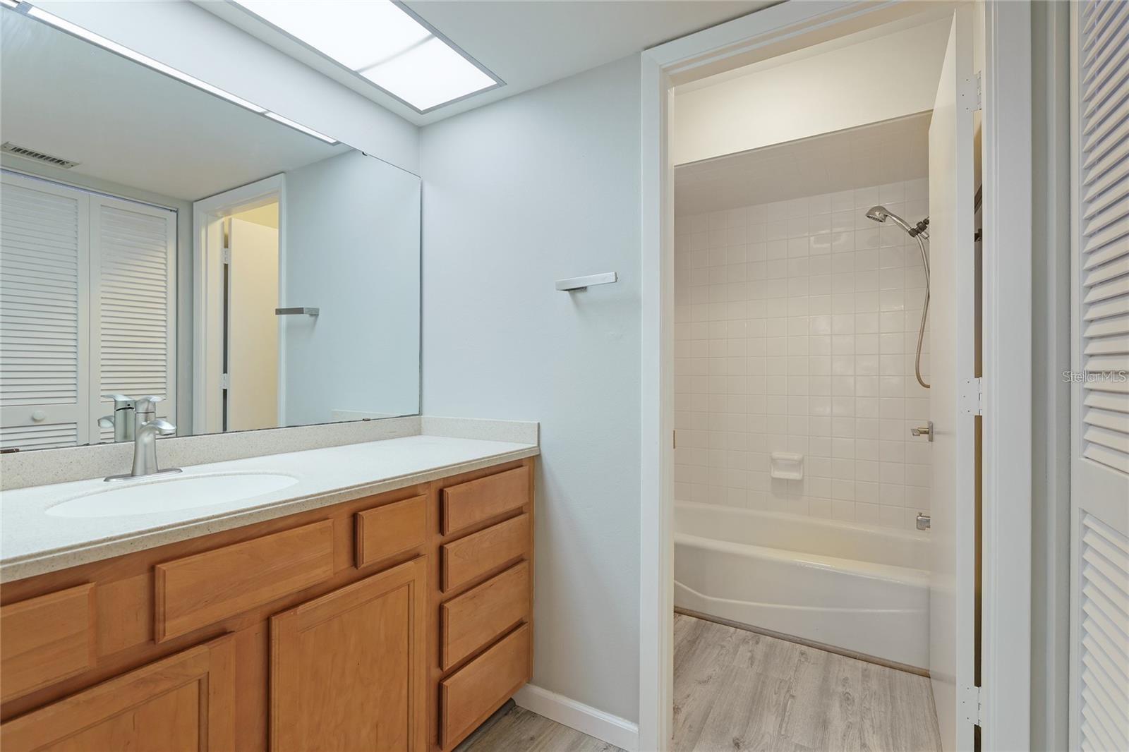 Image 15 of 33 For 814 Spring Lakes Boulevard 14