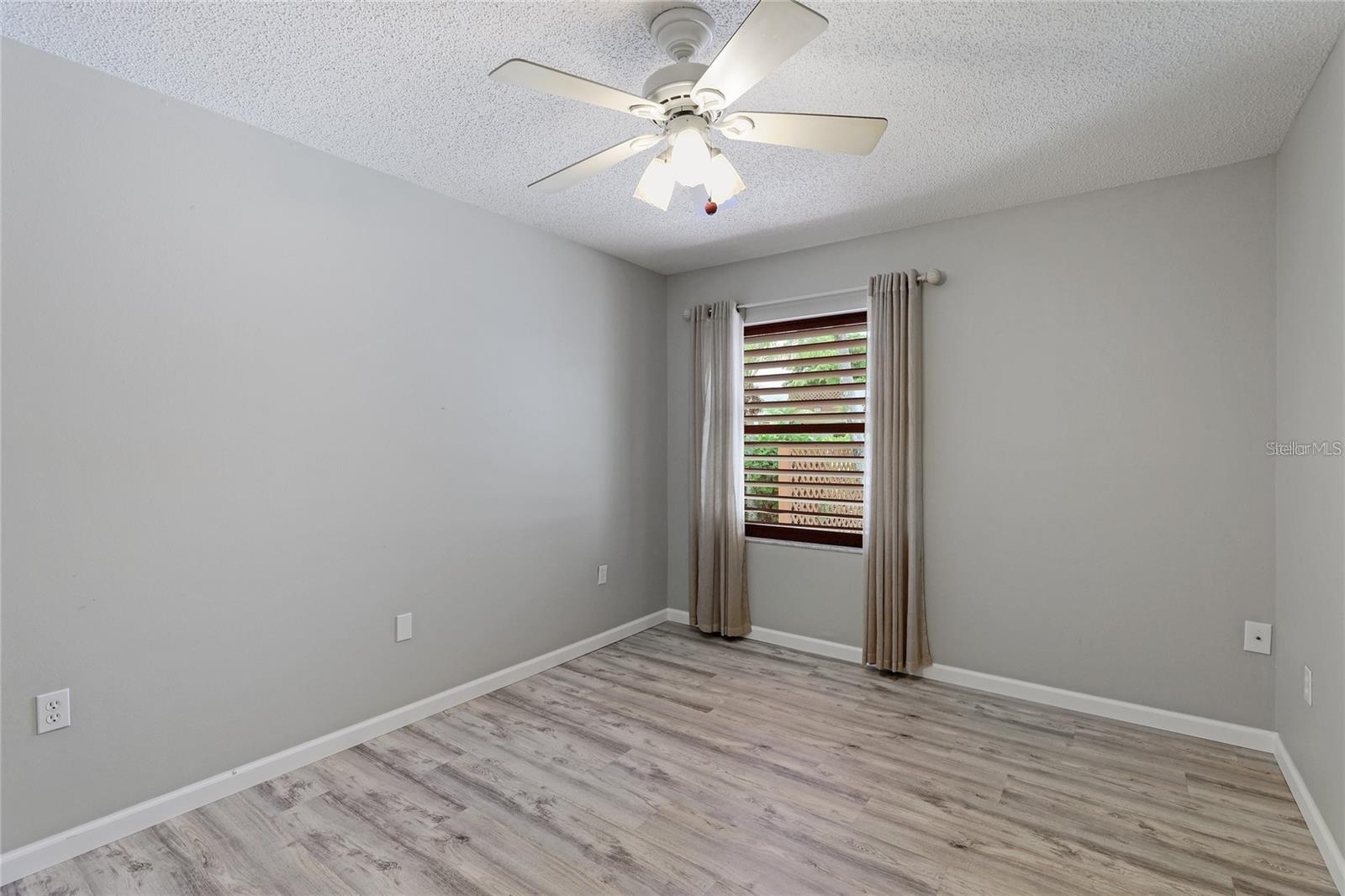 Image 17 of 33 For 814 Spring Lakes Boulevard 14