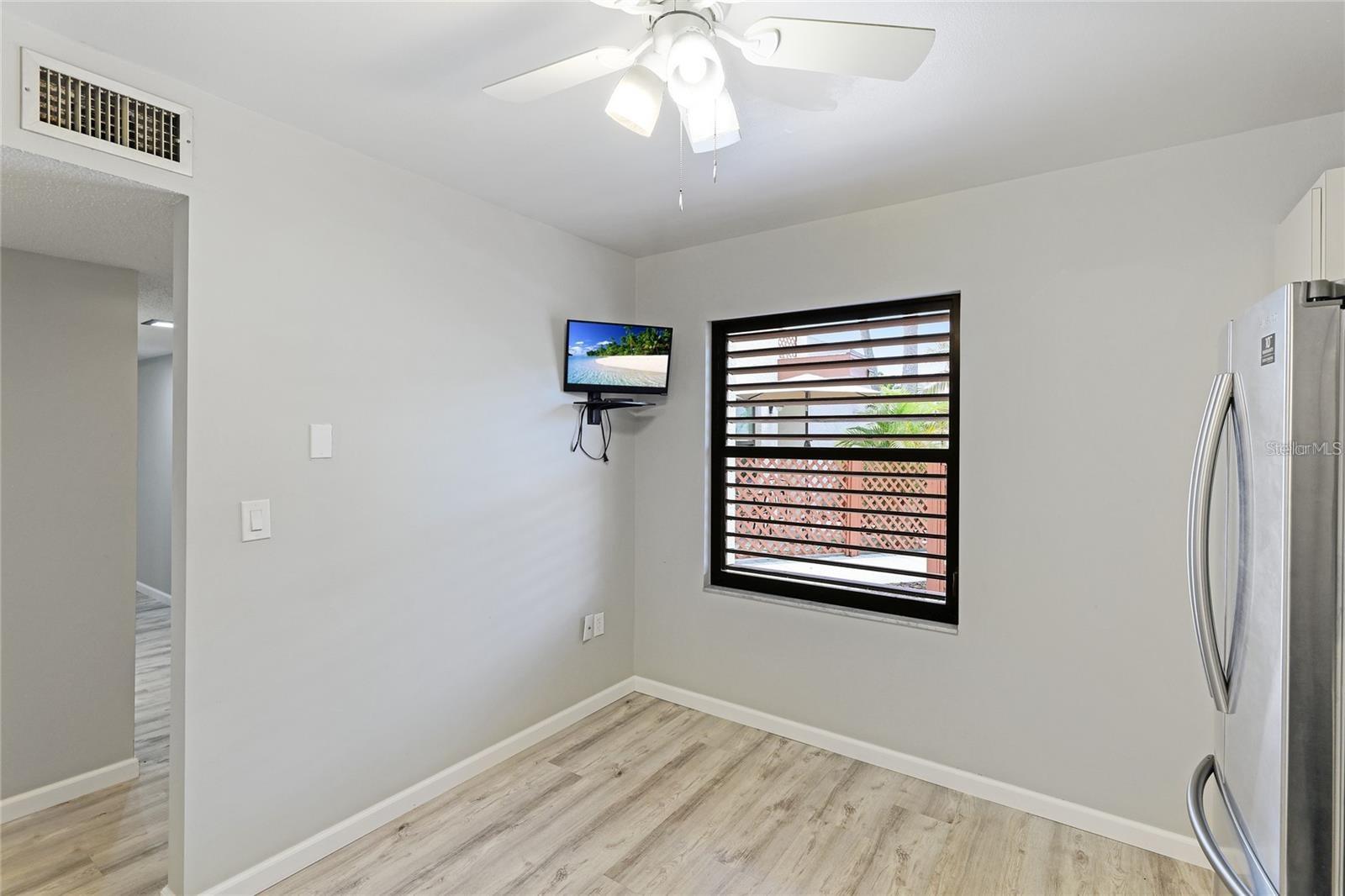 Image 18 of 33 For 814 Spring Lakes Boulevard 14