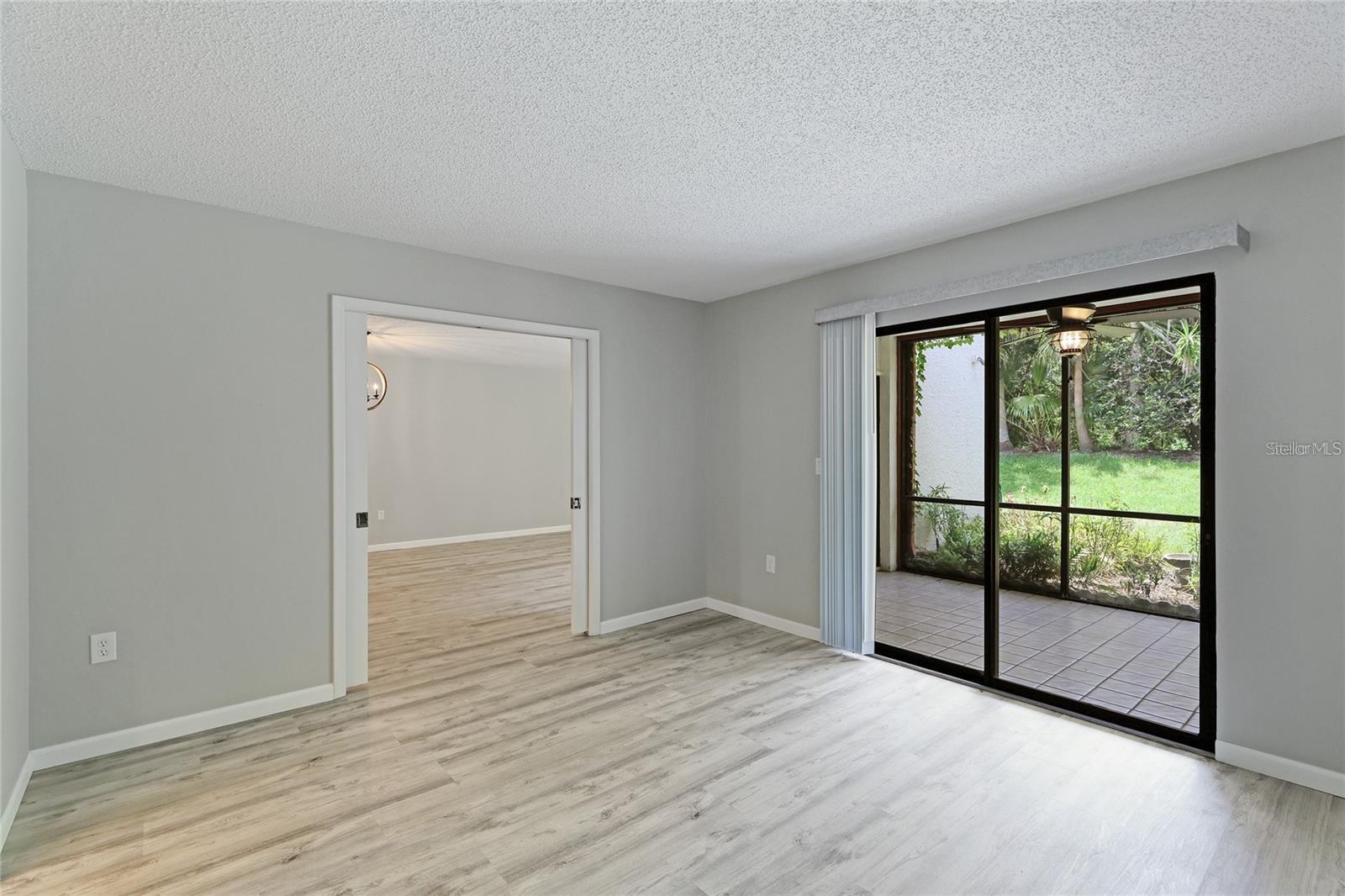 Image 20 of 33 For 814 Spring Lakes Boulevard 14