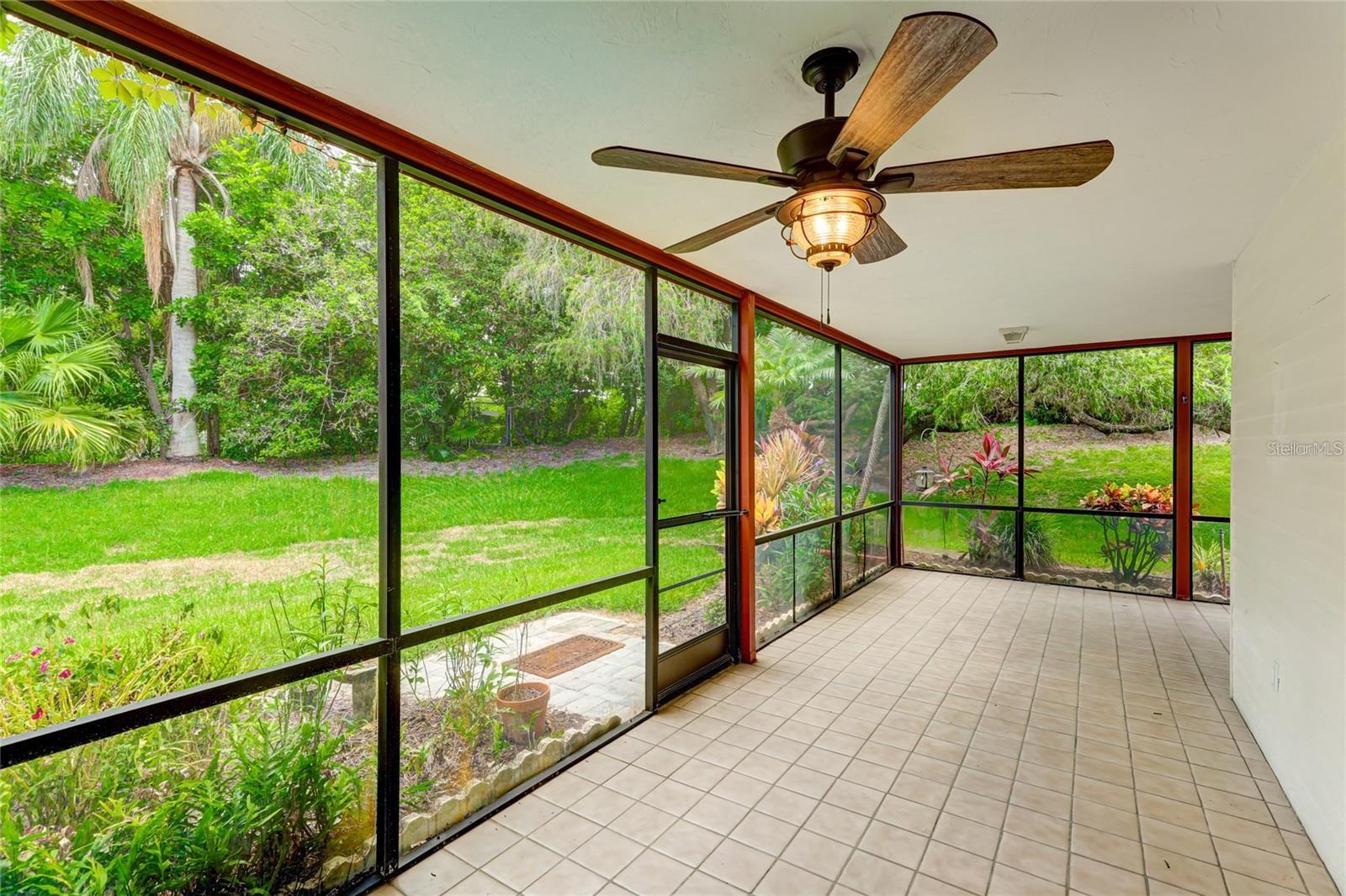 Image 22 of 33 For 814 Spring Lakes Boulevard 14