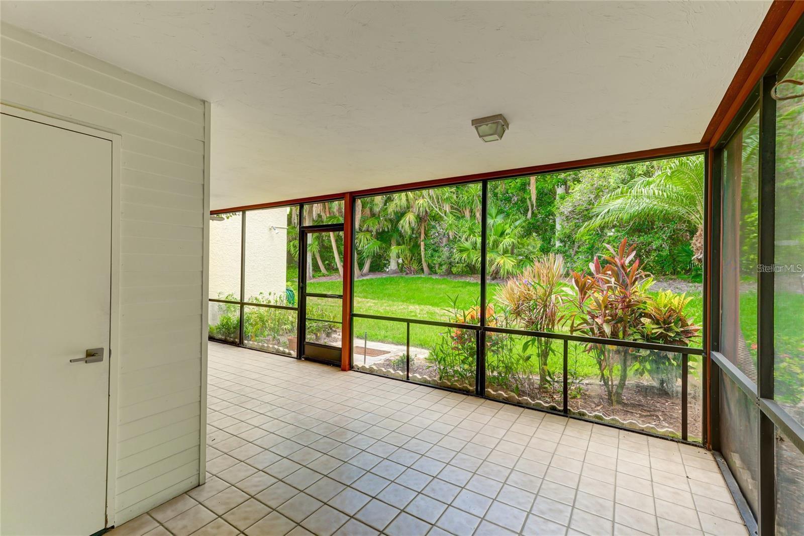 Image 23 of 33 For 814 Spring Lakes Boulevard 14