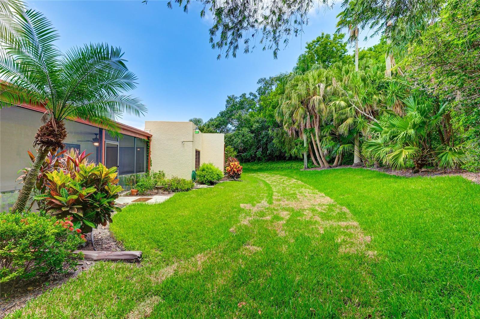 Image 27 of 33 For 814 Spring Lakes Boulevard 14