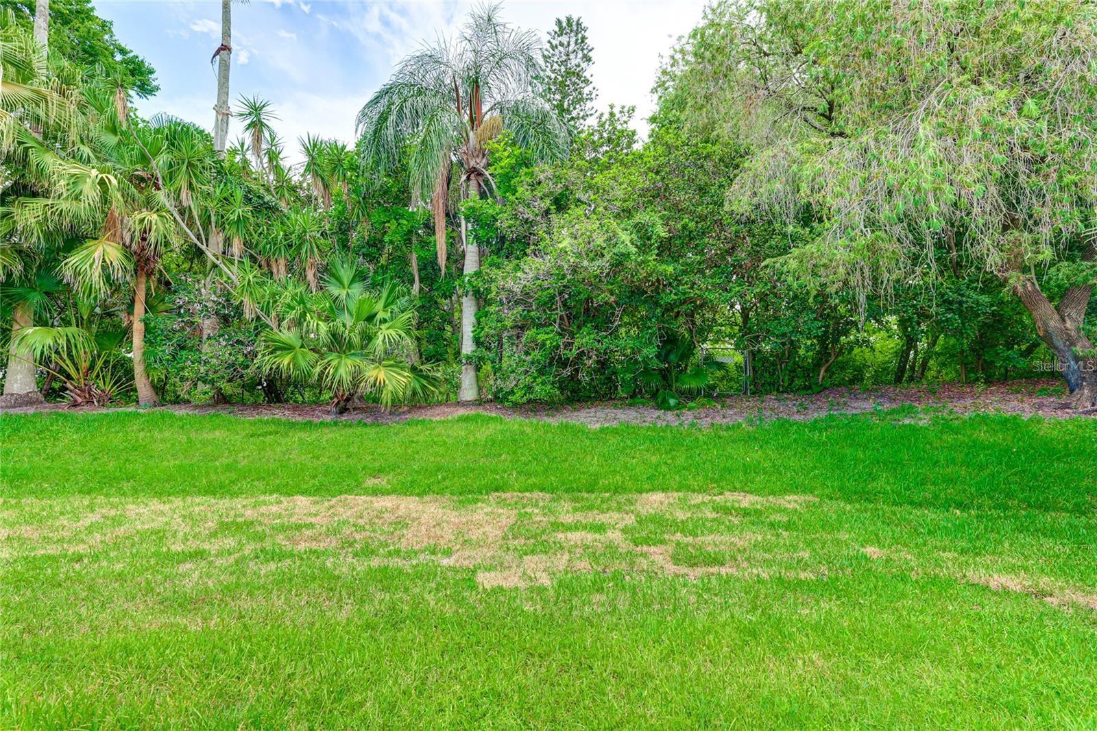 Image 28 of 33 For 814 Spring Lakes Boulevard 14