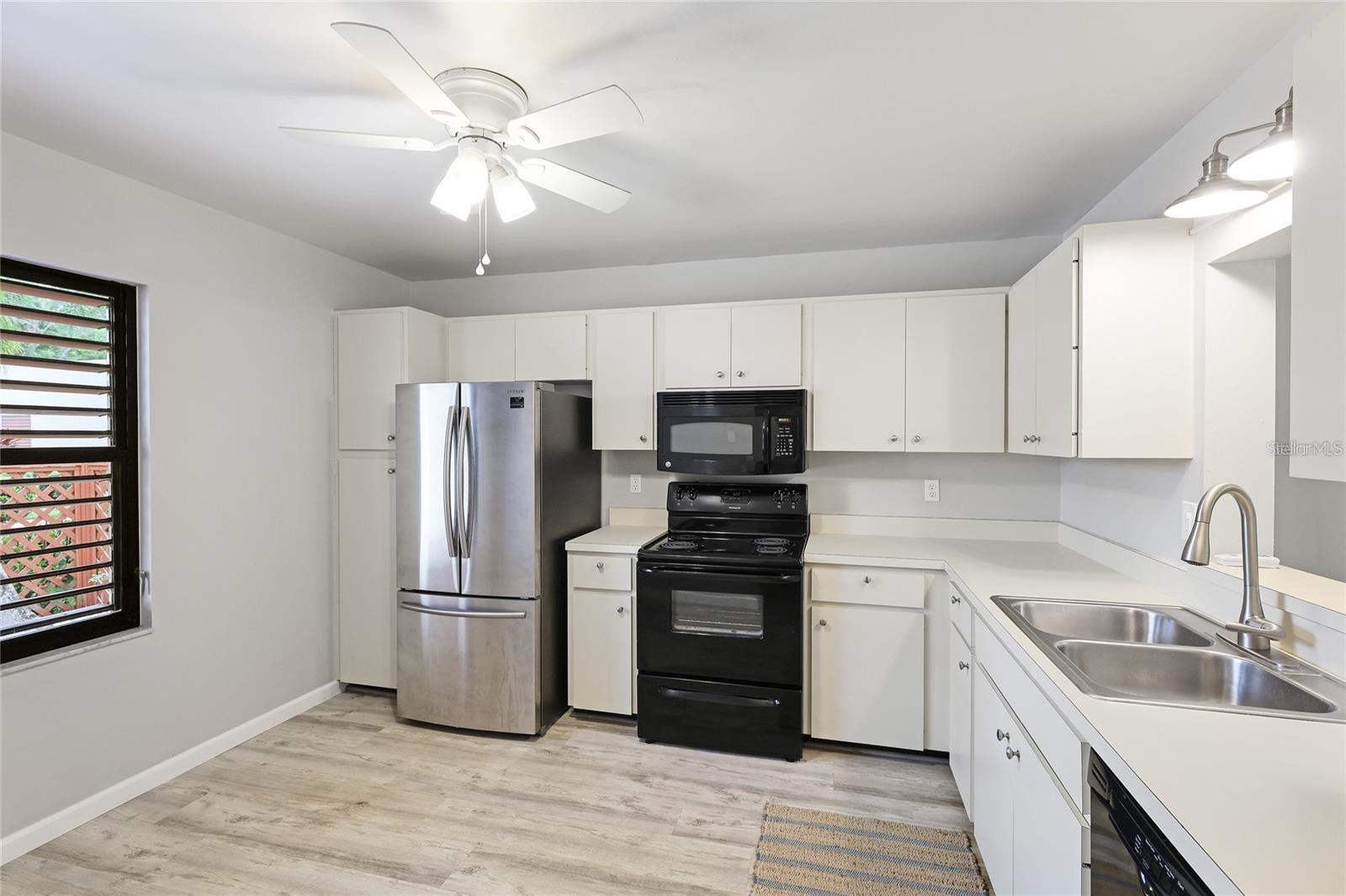 Image 5 of 33 For 814 Spring Lakes Boulevard 14