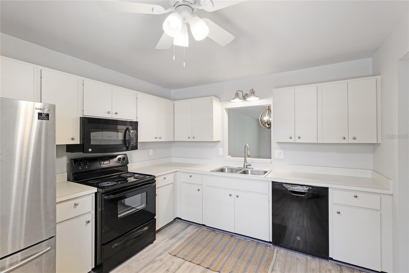 Image 6 of 33 For 814 Spring Lakes Boulevard 14