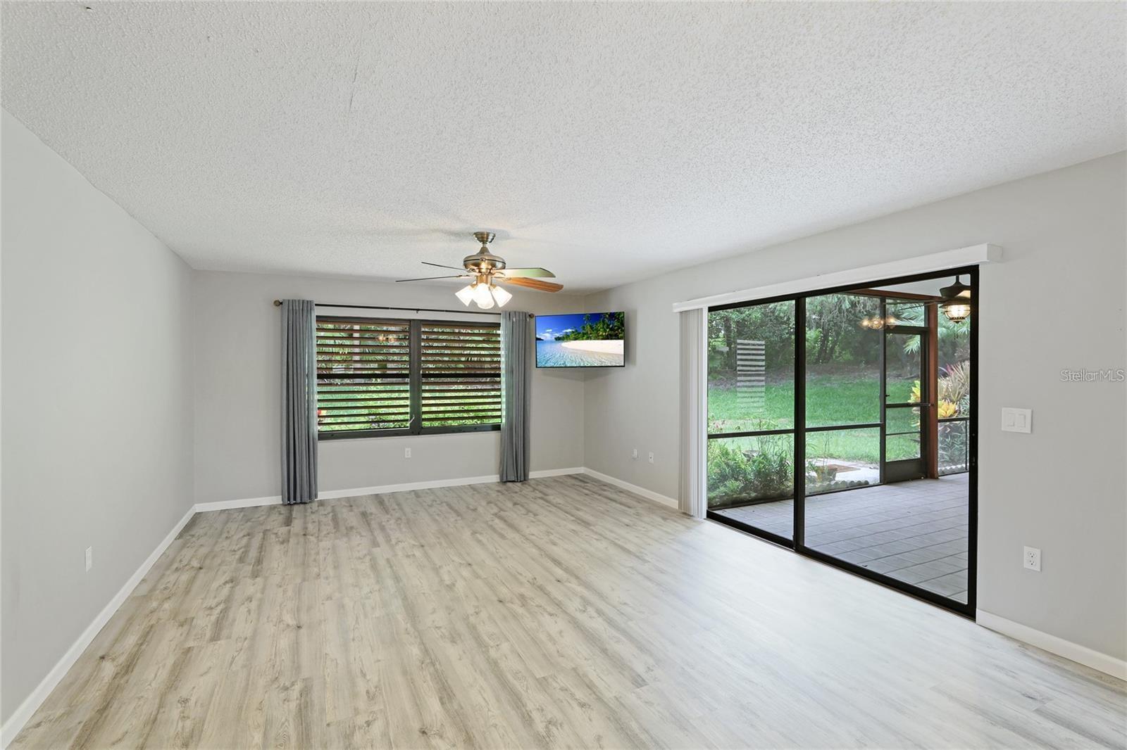 Image 8 of 33 For 814 Spring Lakes Boulevard 14