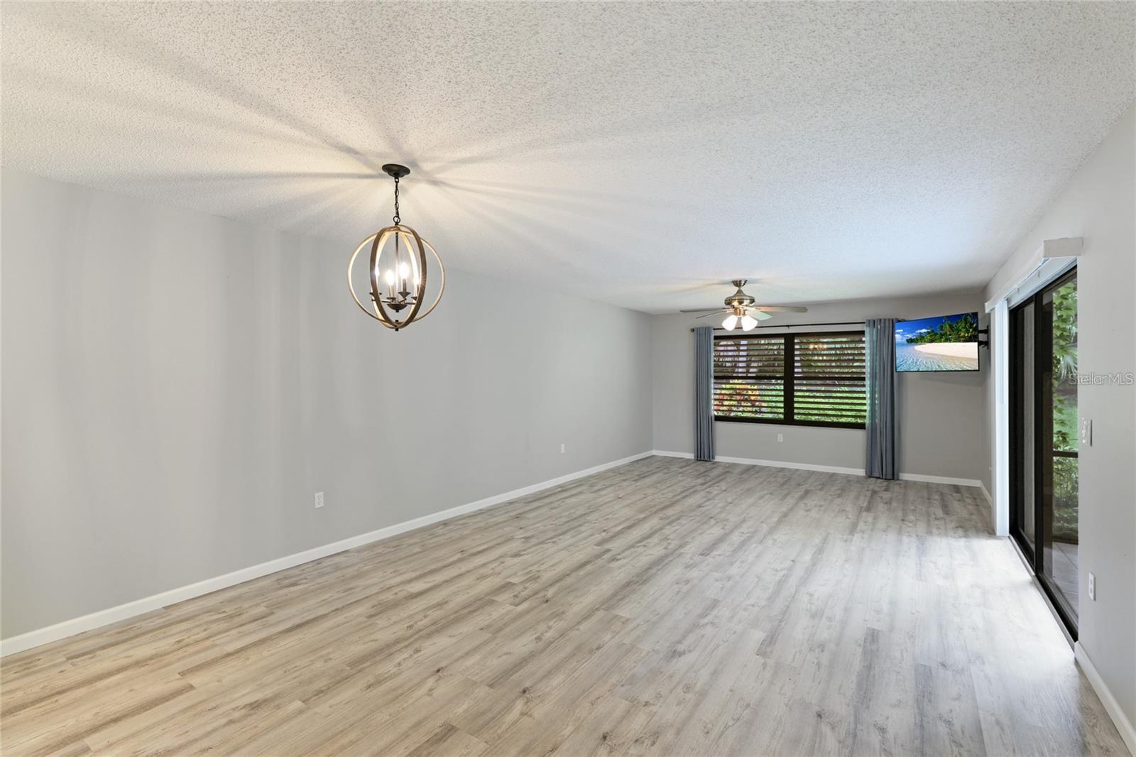 Image 9 of 33 For 814 Spring Lakes Boulevard 14