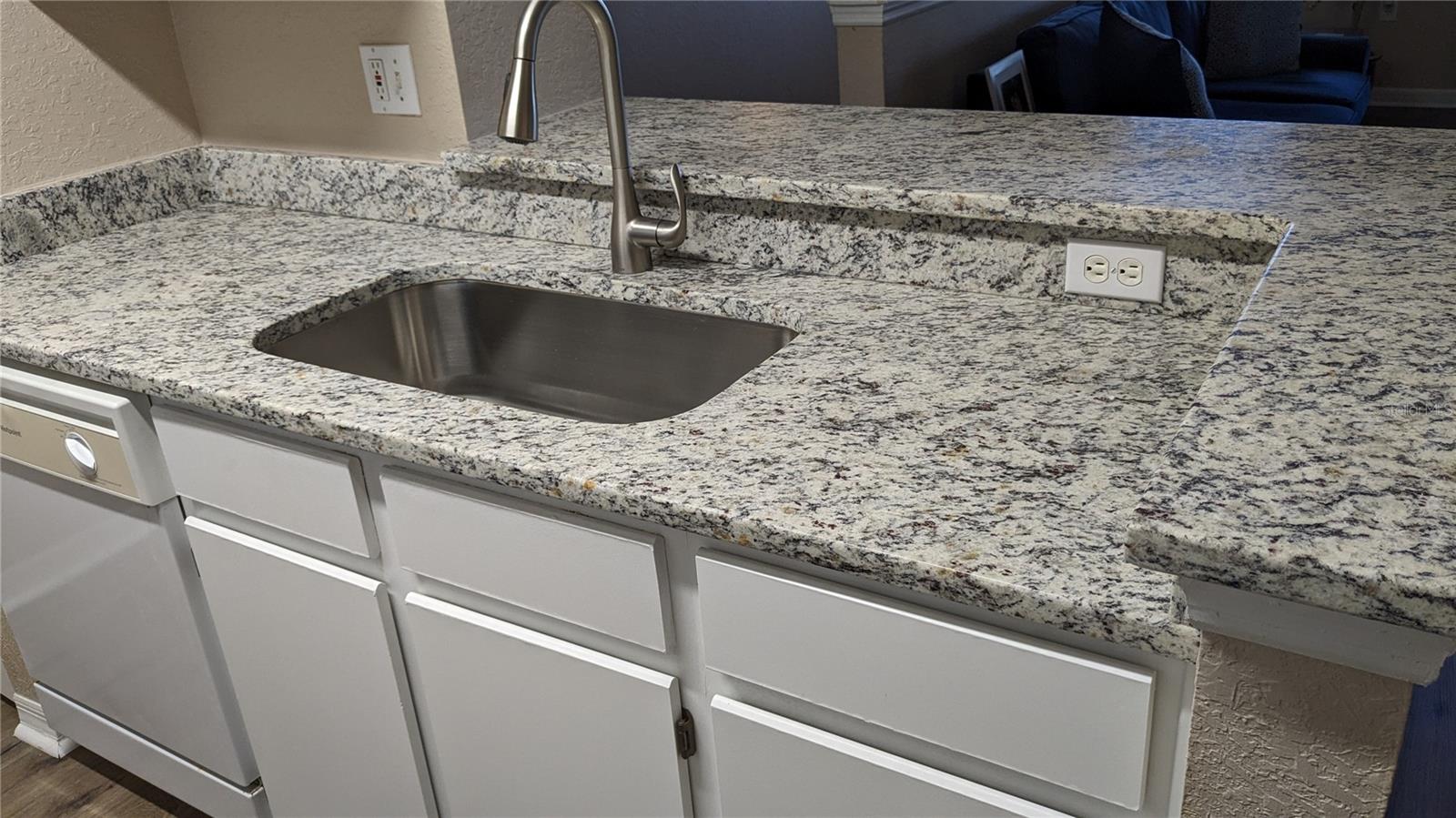 Image 4 of 17 For 8933 Manor Loop 208