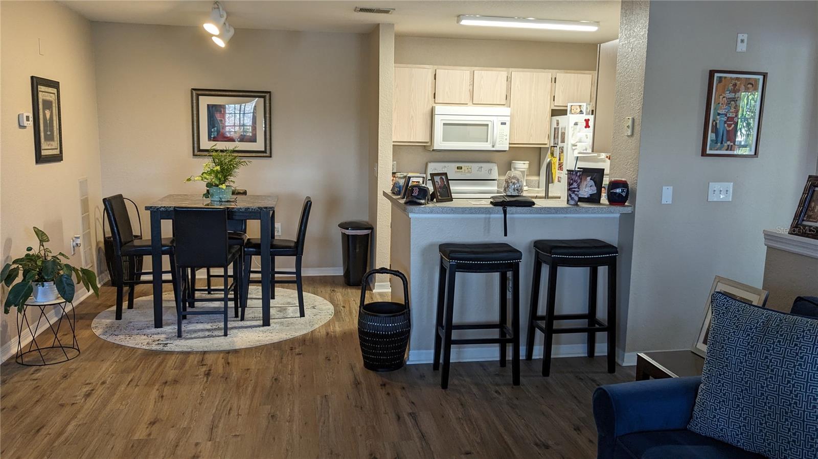 Image 5 of 17 For 8933 Manor Loop 208