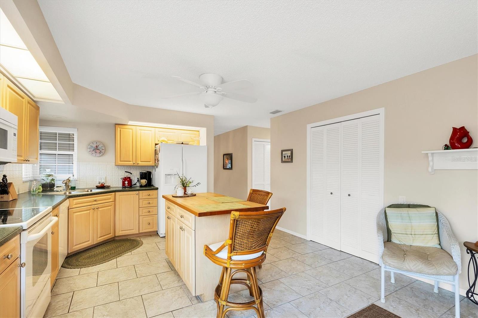 Image 17 of 49 For 7674 Fairway Woods Drive 1605
