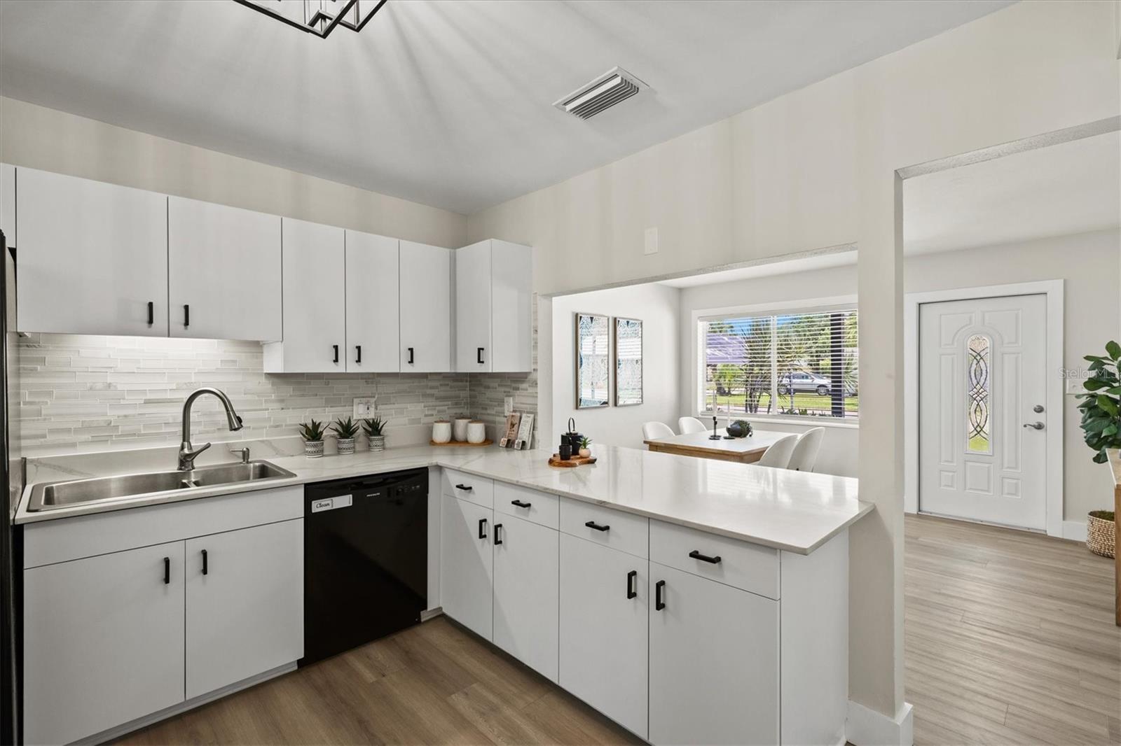 Image 13 of 74 For 2432 Aspinwall Street