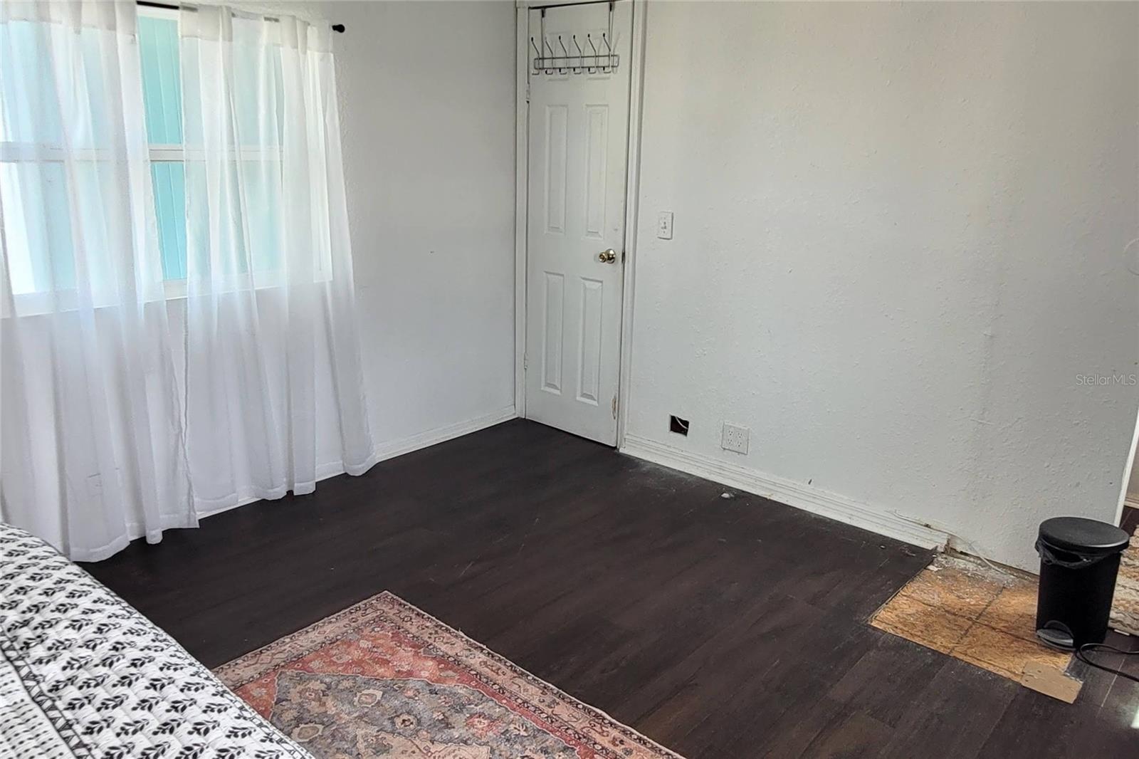 Image 8 of 32 For 5233 Kenwood Avenue