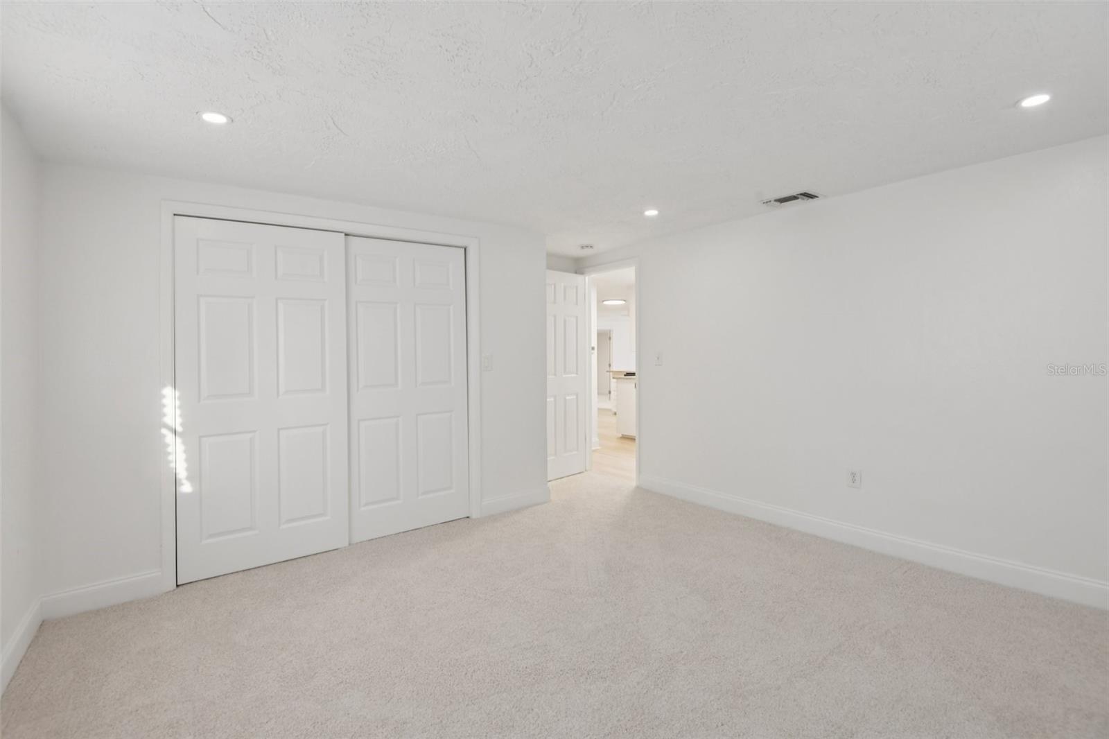 Listing photo id 9 for 6961 Alken Circle