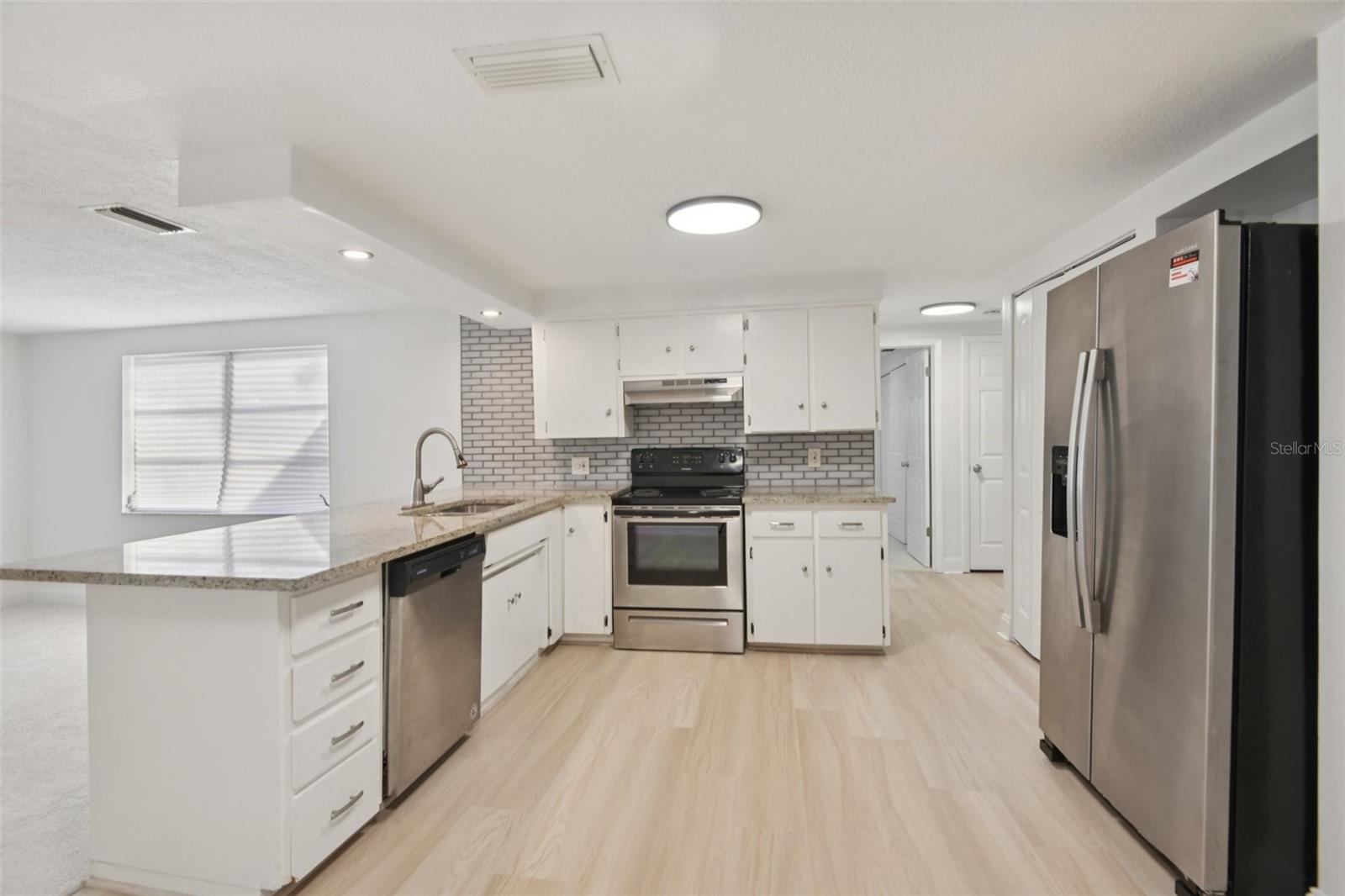 Listing photo id 2 for 6961 Alken Circle