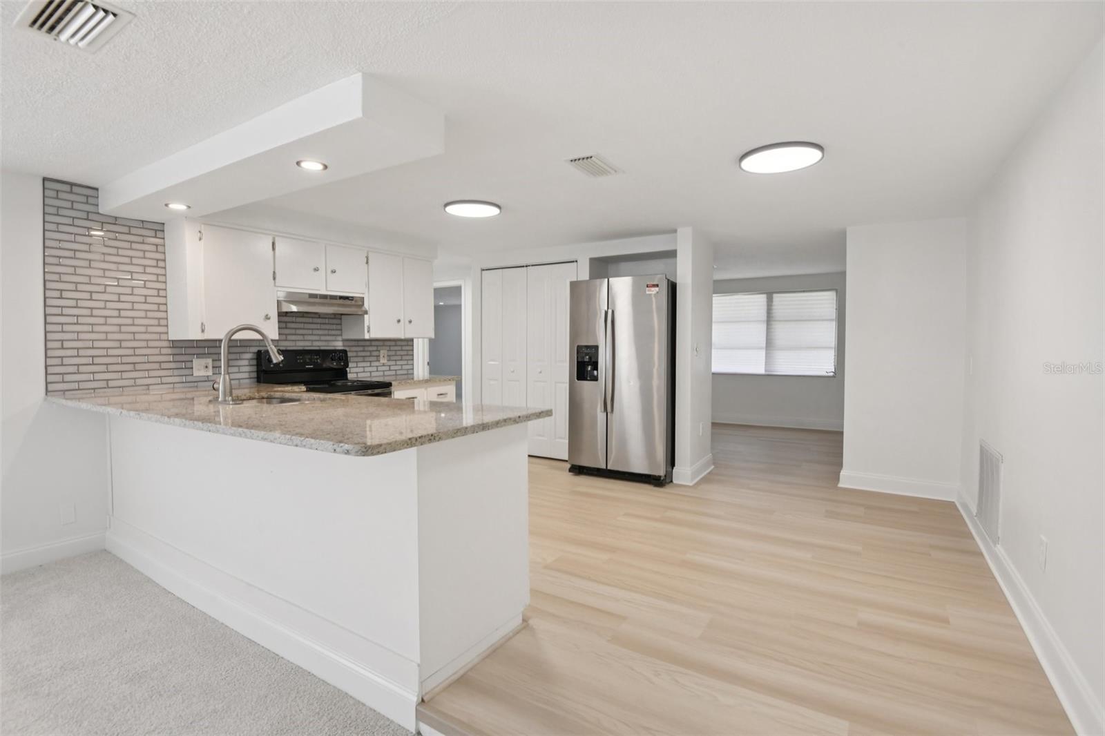 Listing photo id 3 for 6961 Alken Circle