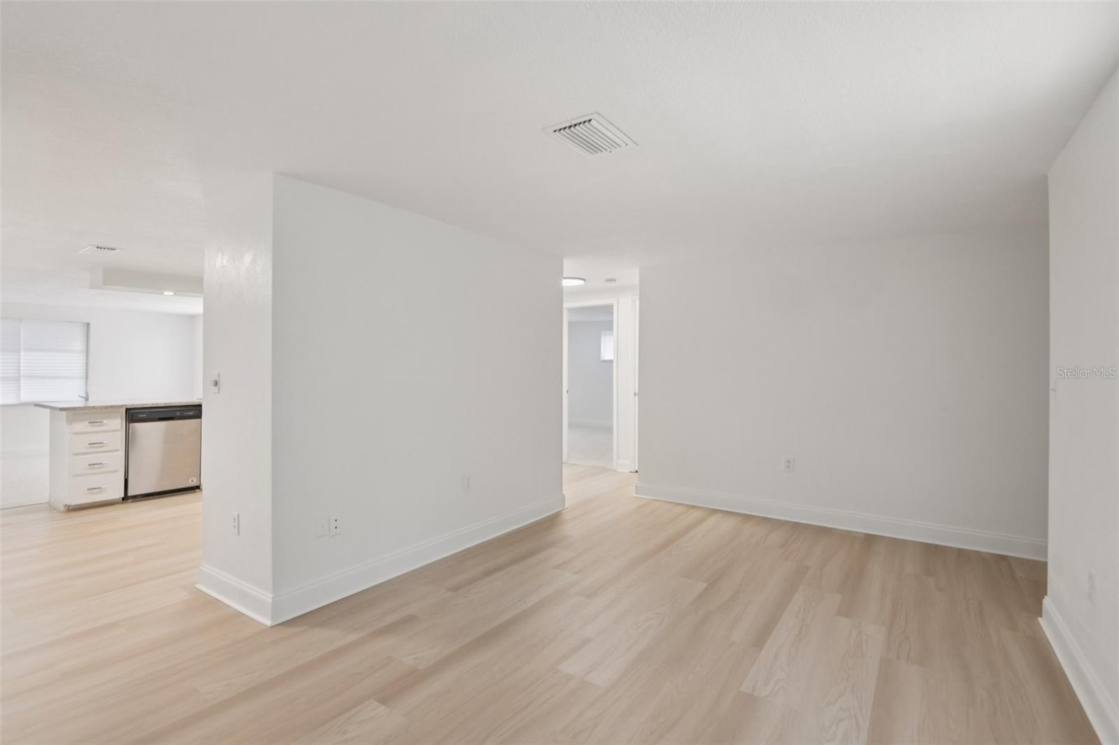 Listing photo id 5 for 6961 Alken Circle