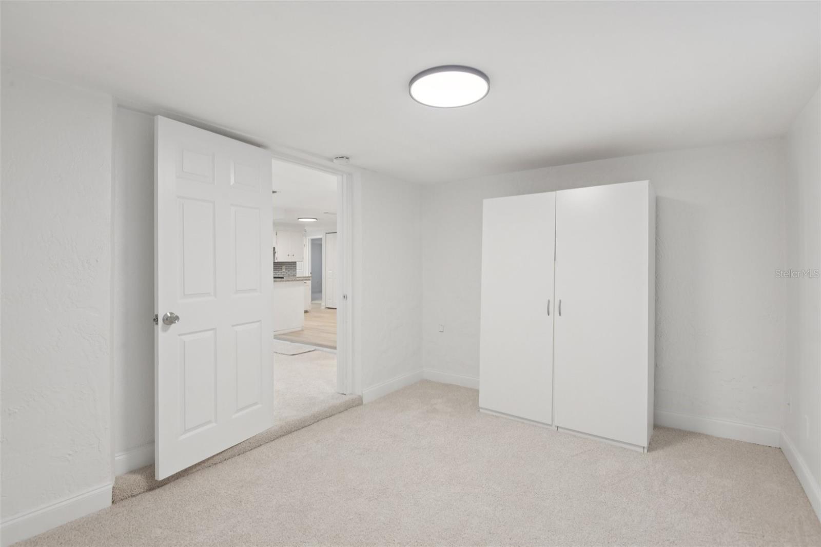 Listing photo id 7 for 6961 Alken Circle