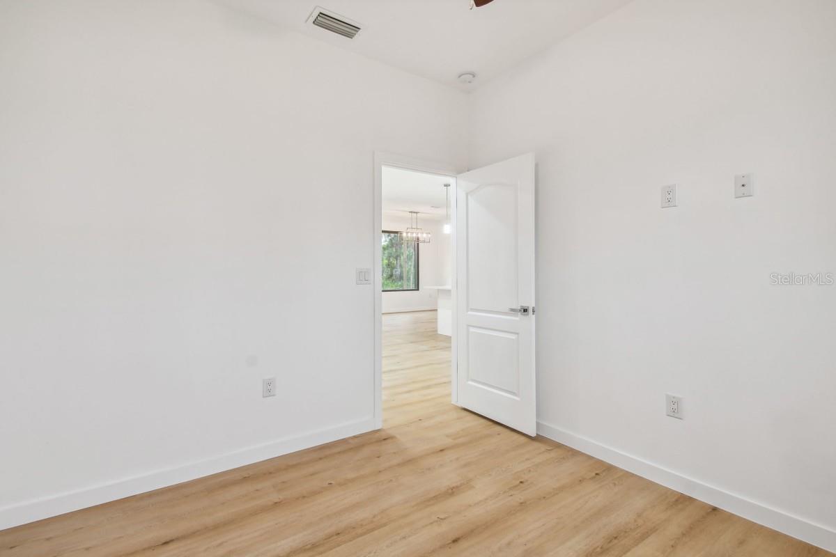 Image 11 of 21 For 406 Border Street