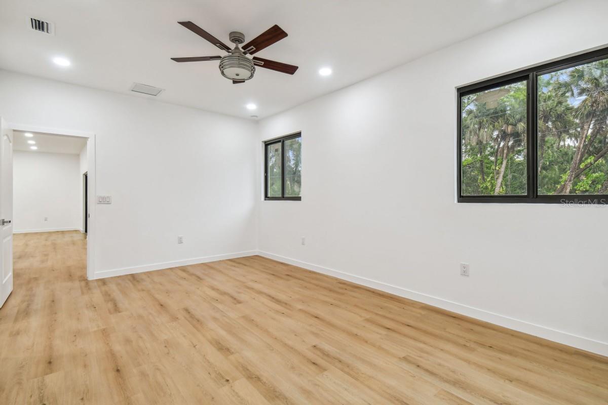 Image 15 of 21 For 406 Border Street