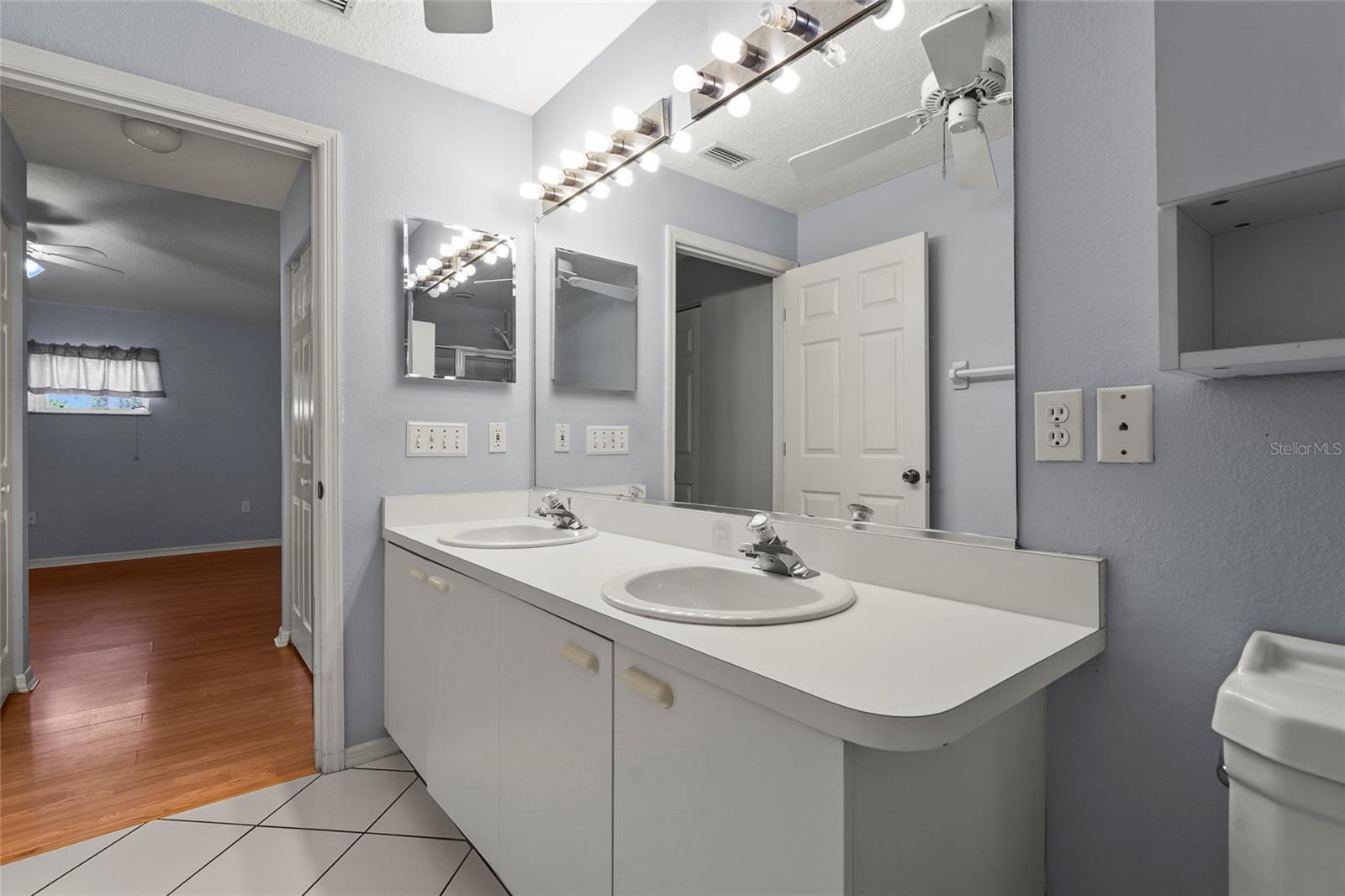 Image 37 of 99 For 2417 Fairway Oaks Drive 22
