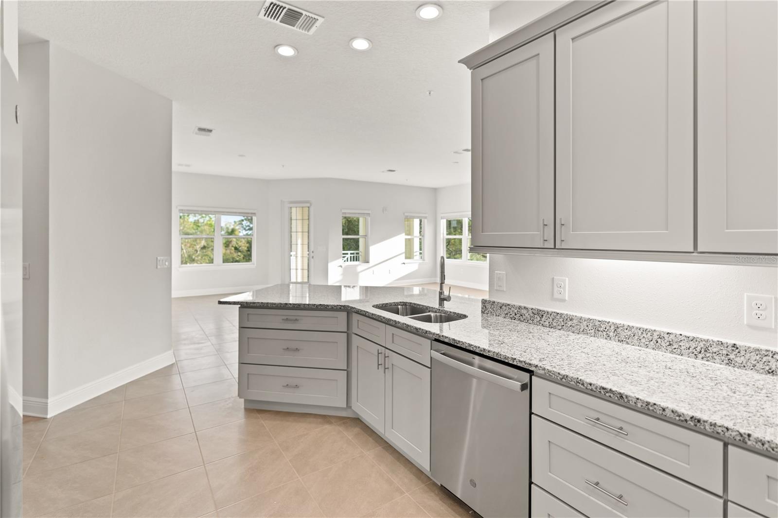 Image 22 of 69 For 7611 34th Avenue W 301