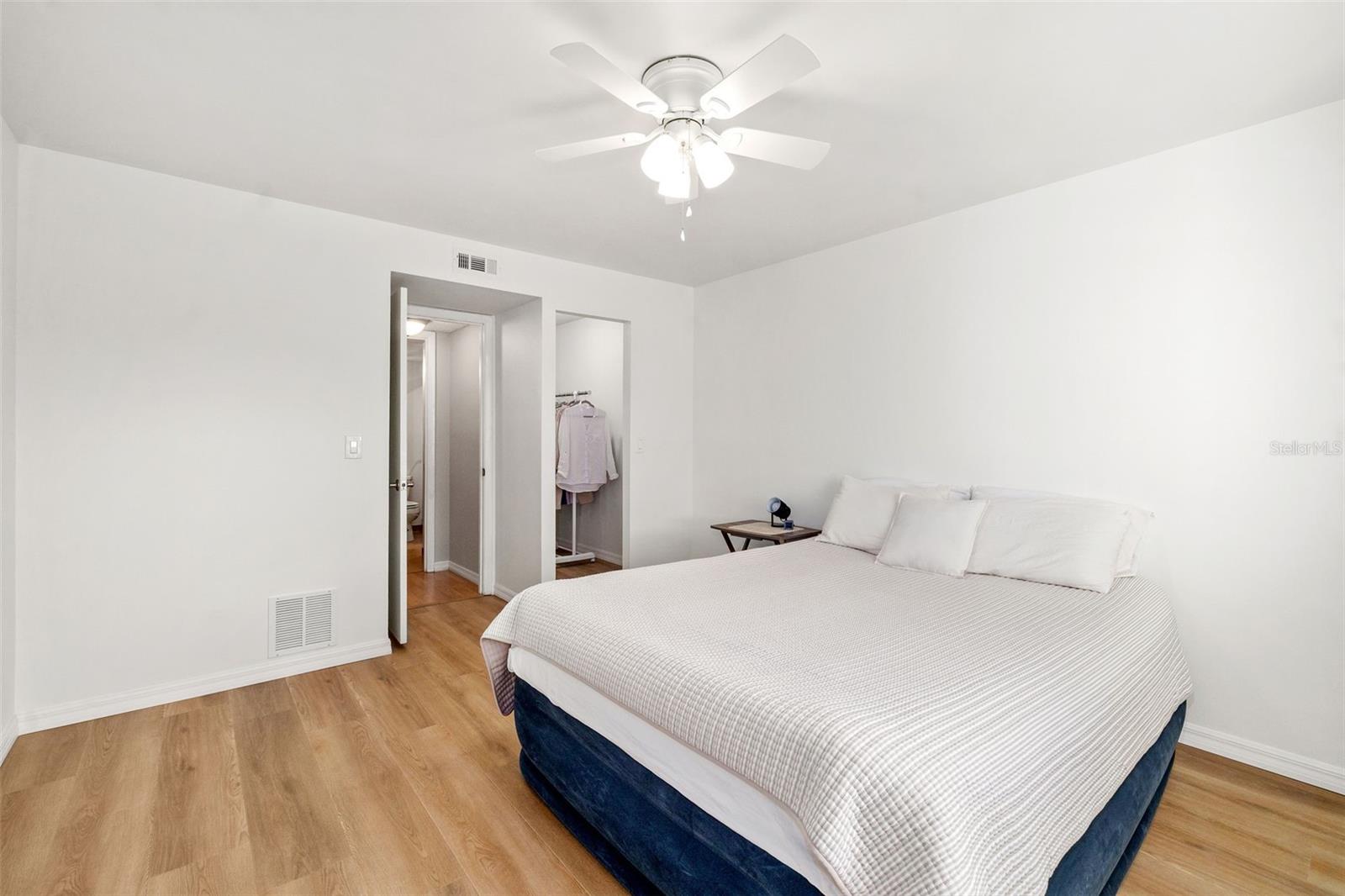 Image 11 of 33 For 3217 Beneva Road 204