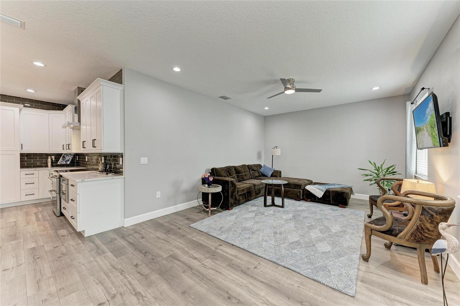 Image 18 of 48 For 4314 Des Plaines Drive