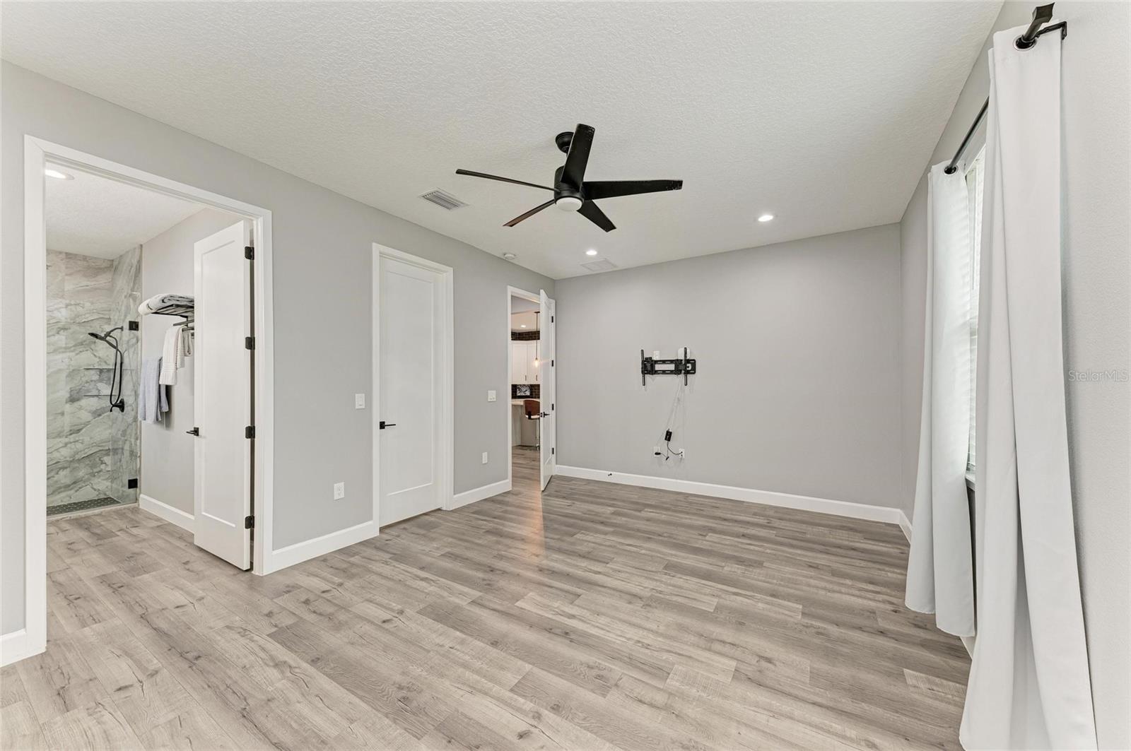 Image 27 of 48 For 4314 Des Plaines Drive