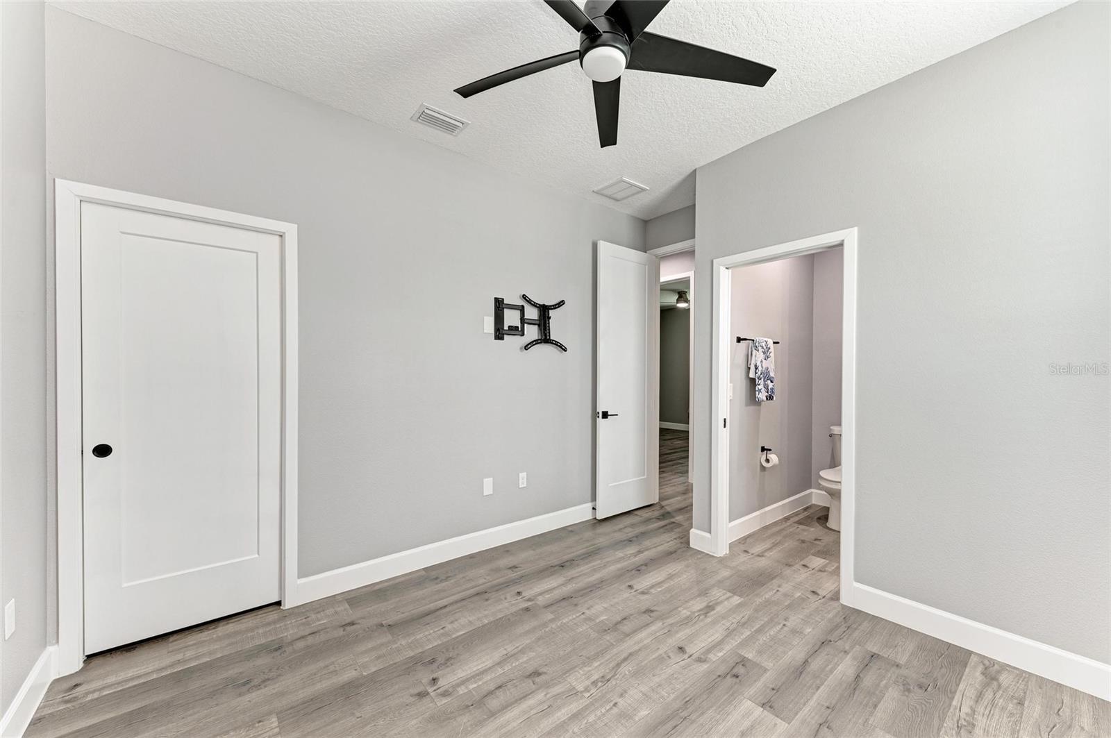 Image 36 of 48 For 4314 Des Plaines Drive