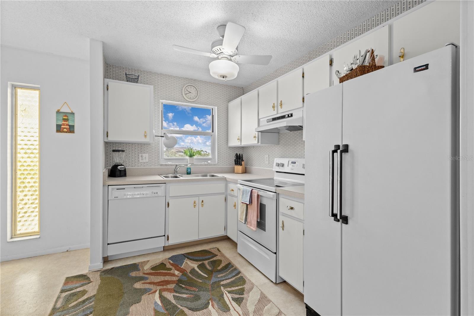 Image 9 of 39 For 915 Beach Road 321