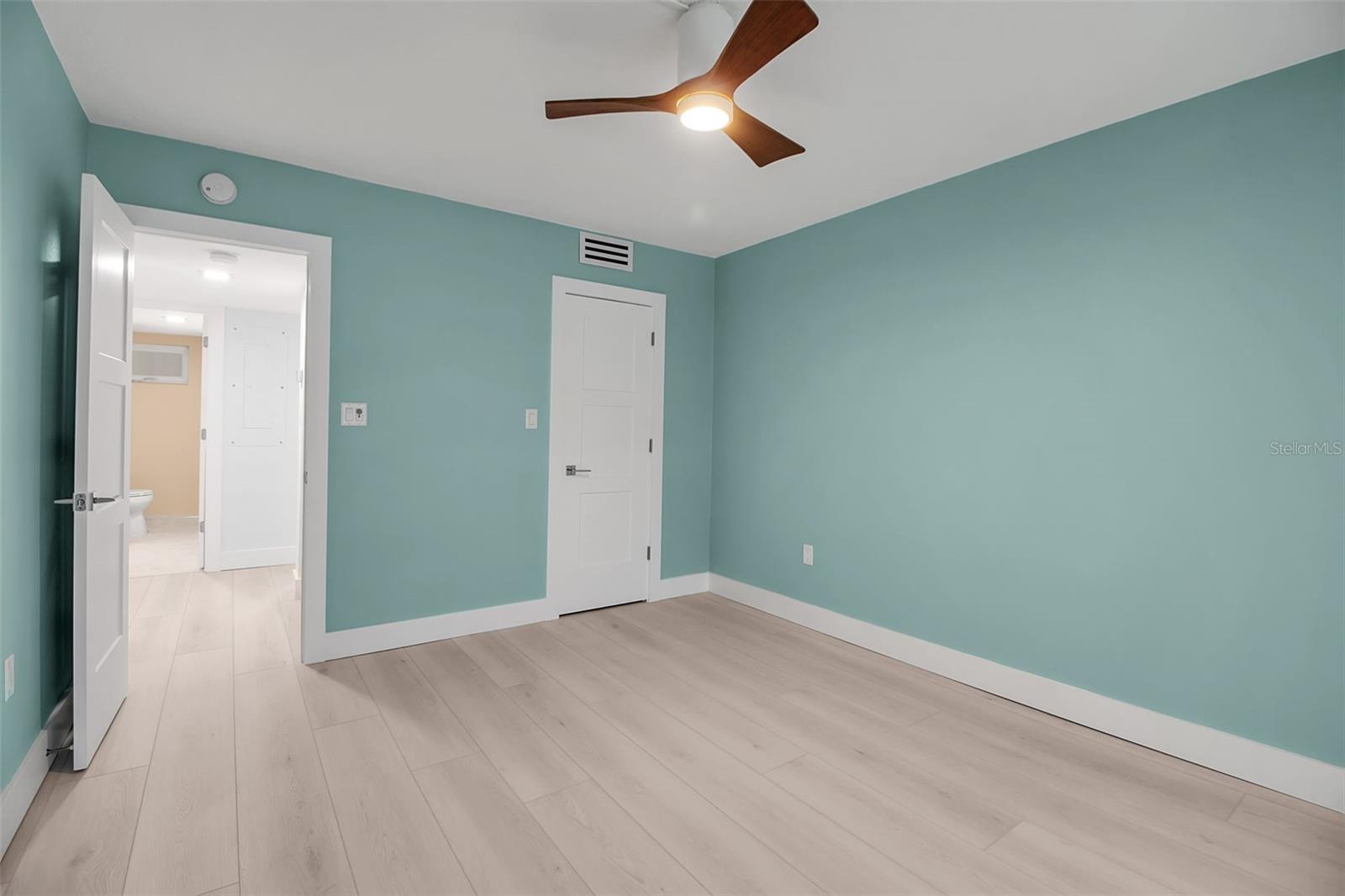Image 27 of 44 For 1150 Tarpon Center Drive 1-c #103