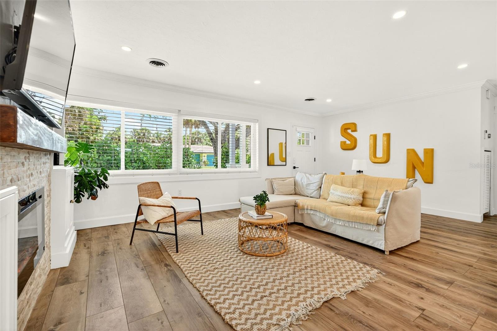 Image 11 of 53 For 2460 Hillview Street