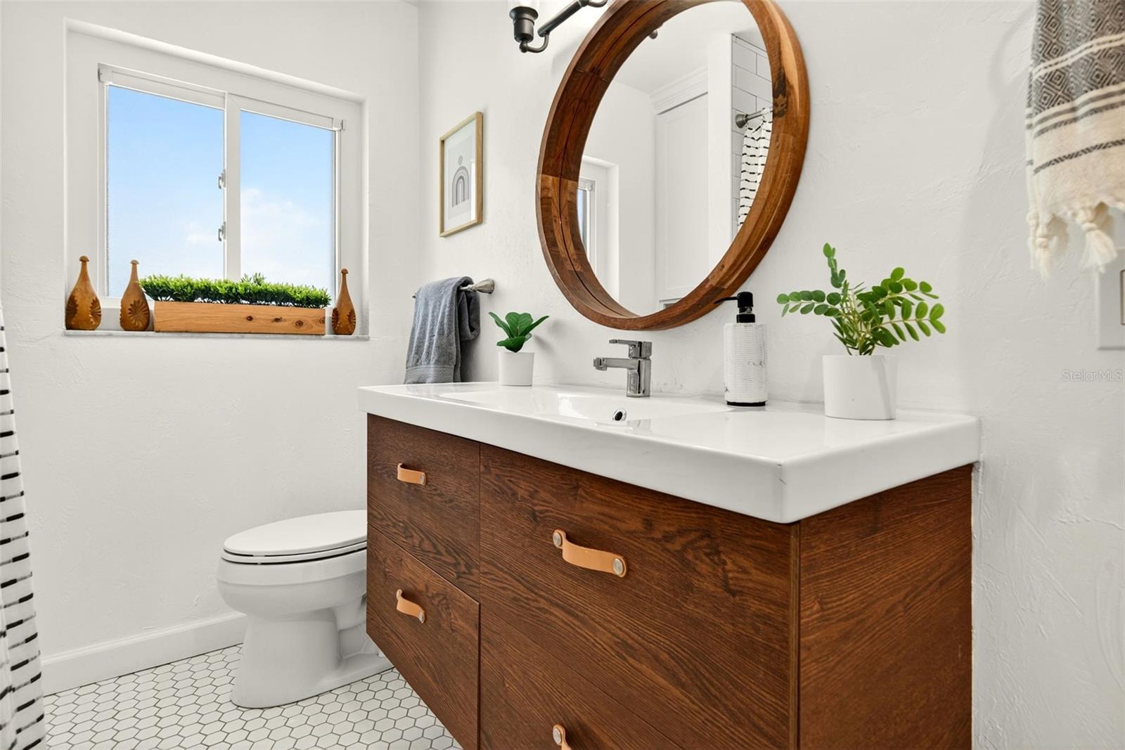 Image 31 of 53 For 2460 Hillview Street