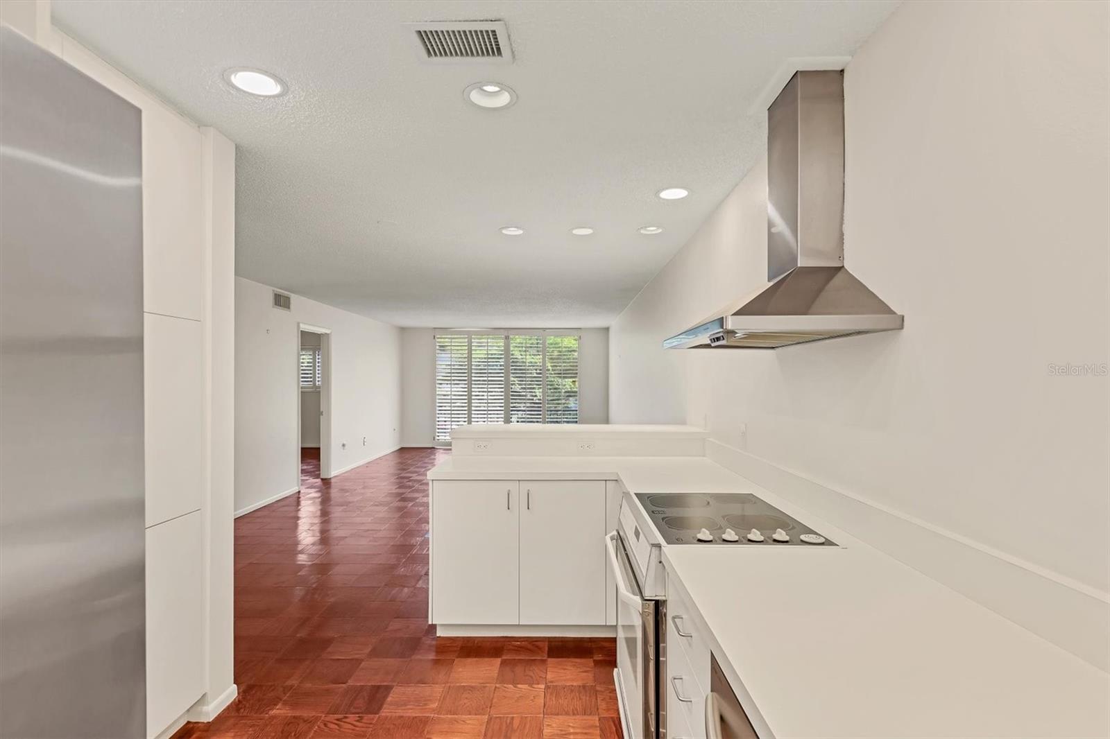 Image 18 of 28 For 301 Gulfstream Avenue 103