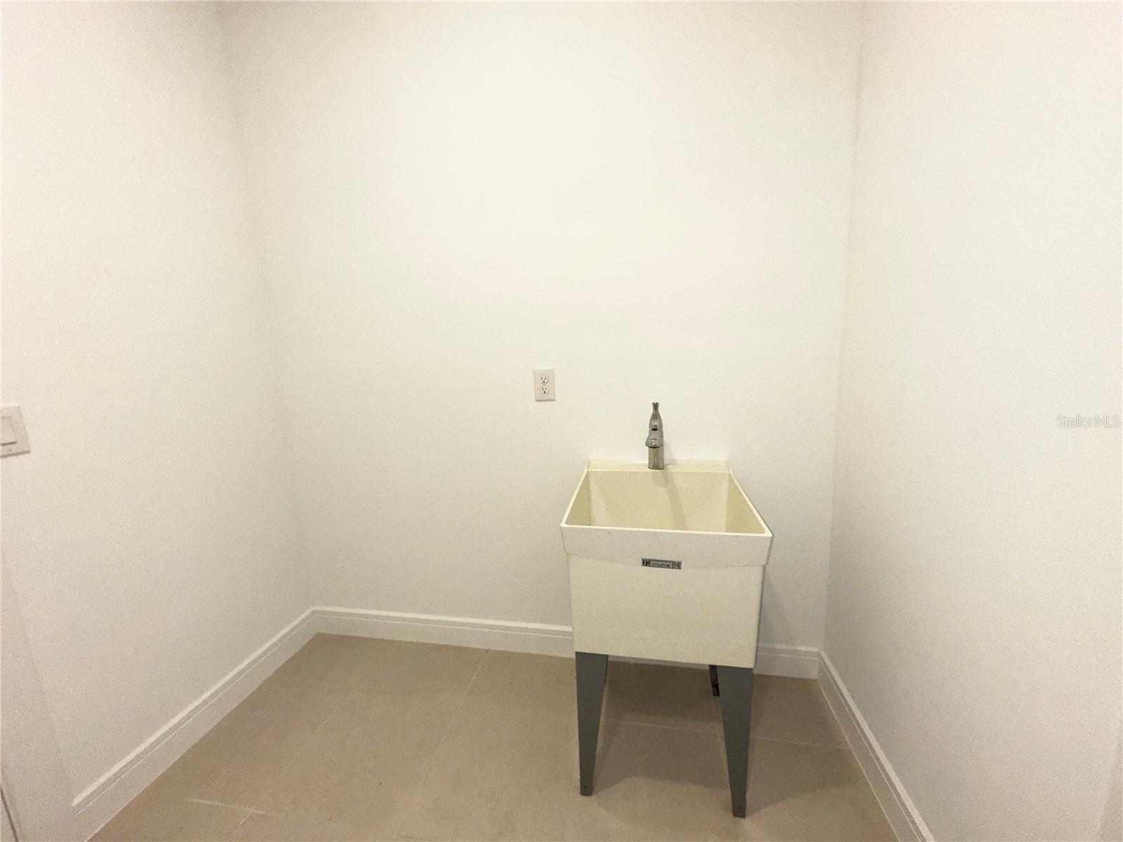Image 22 of 24 For 10011 Longmeadow Avenue