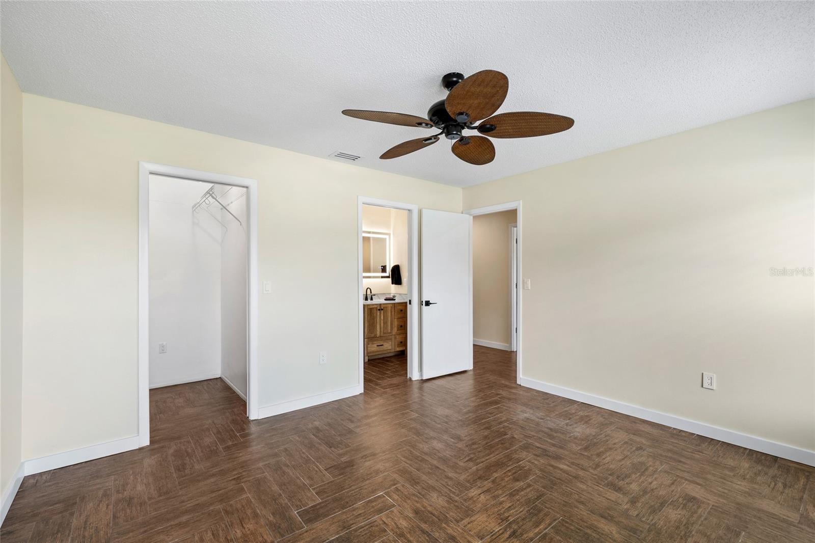 Image 27 of 44 For 5017 Vivienda Way 29