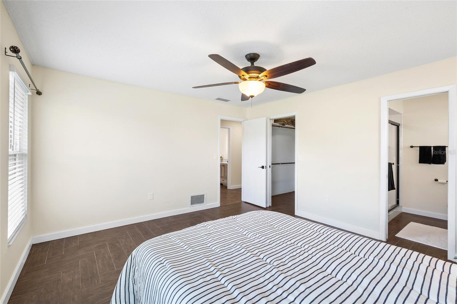 Image 28 of 44 For 5017 Vivienda Way 29