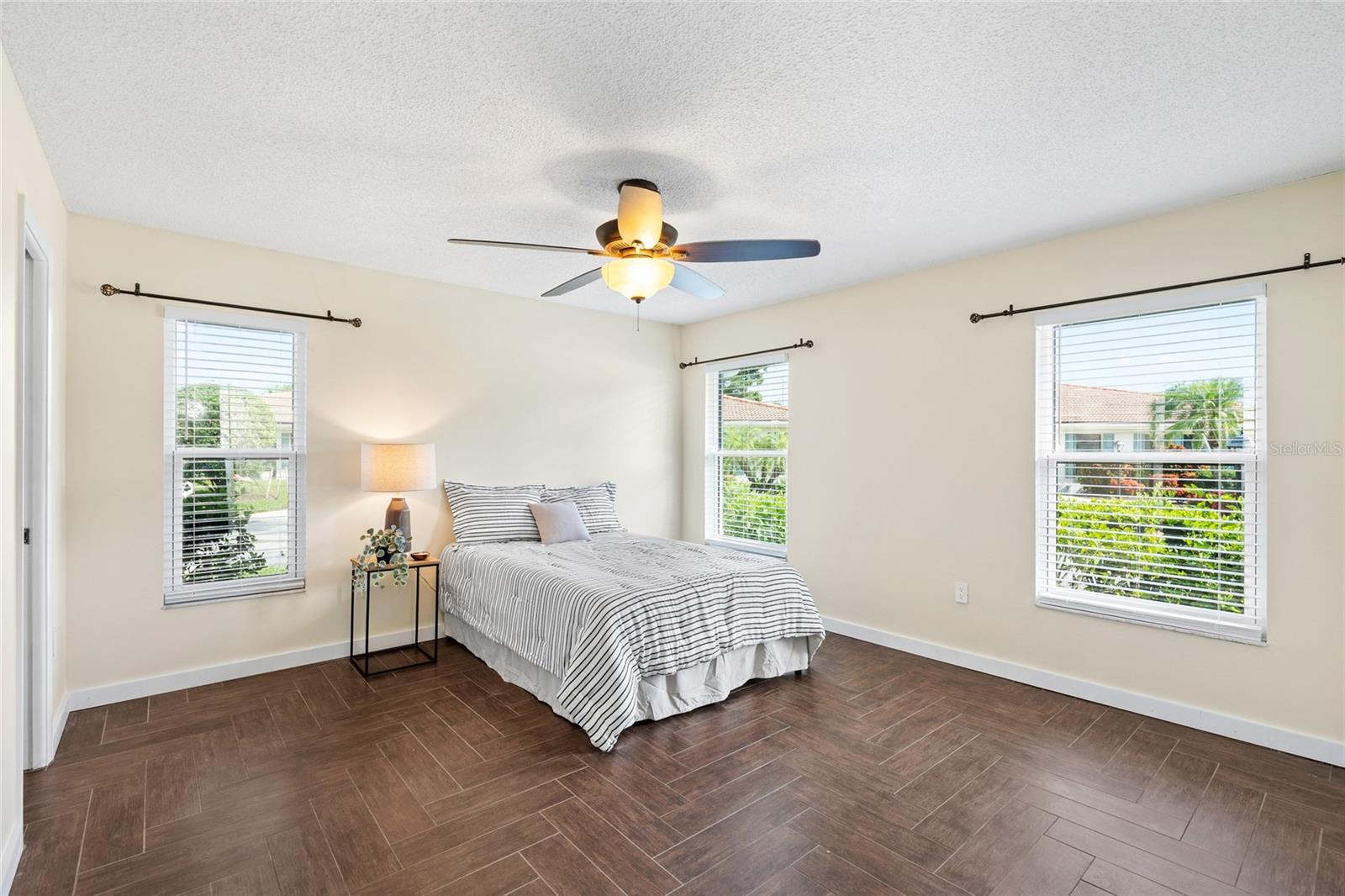 Image 33 of 44 For 5017 Vivienda Way 29