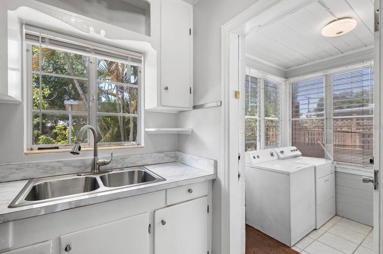 Image 12 of 23 For 3915 Iroquois Avenue