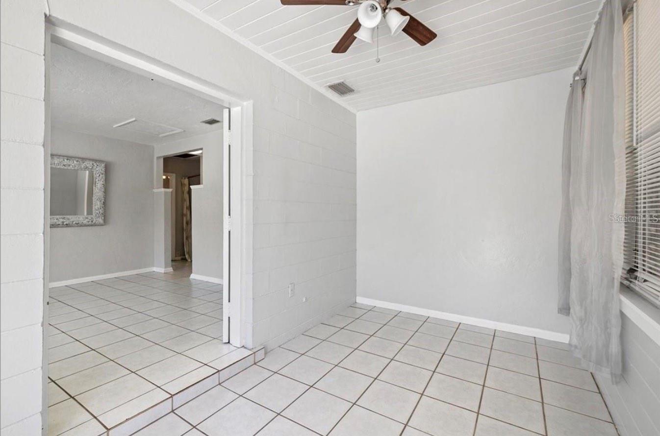 Image 4 of 23 For 3915 Iroquois Avenue