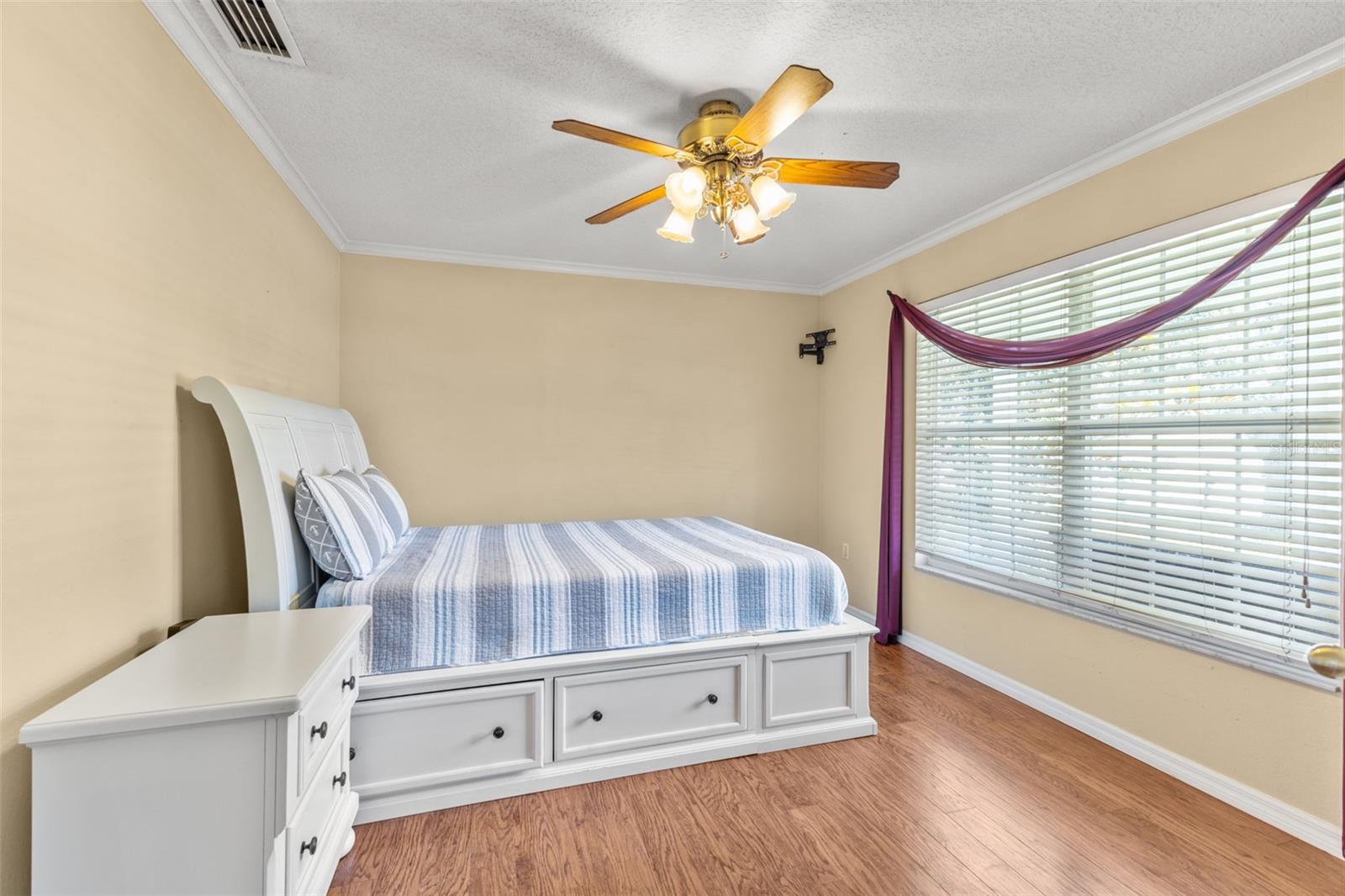 Image 11 of 44 For 14711 1st Avenue E