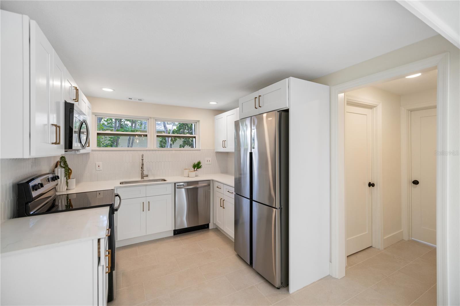 Listing photo id 9 for 2120 Bonita Way S