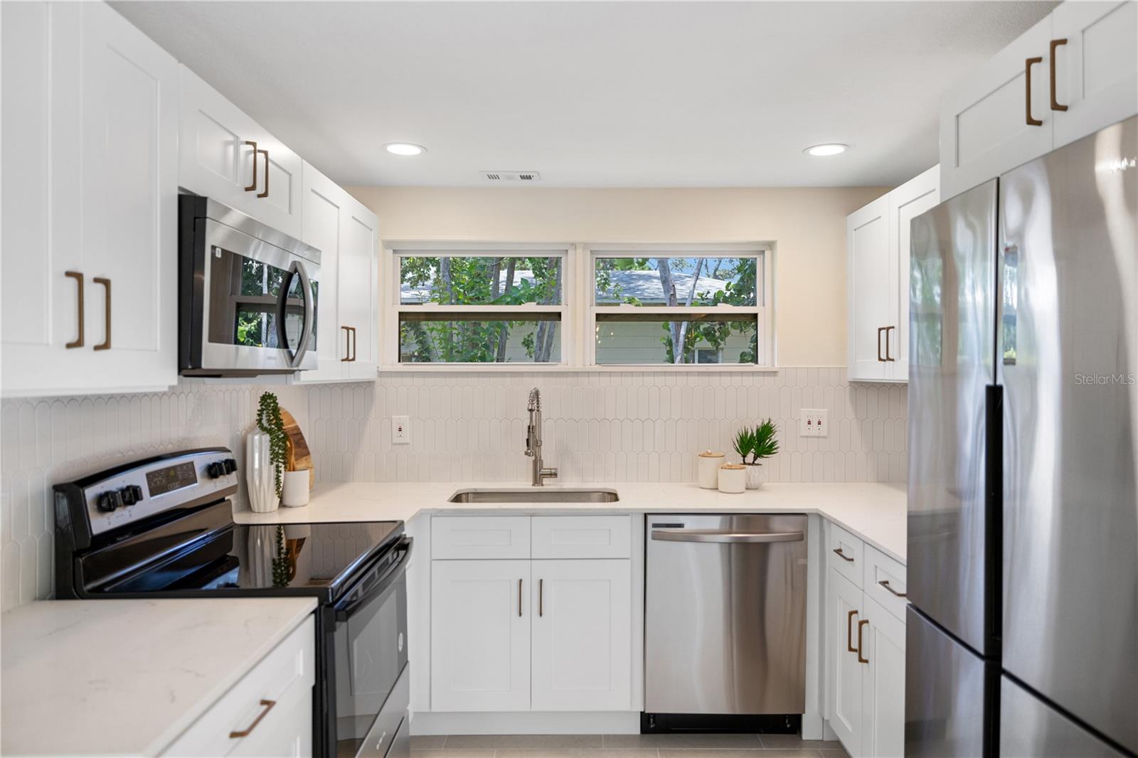 Listing photo id 10 for 2120 Bonita Way S