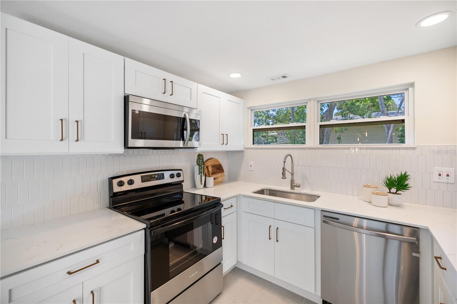 Listing photo id 11 for 2120 Bonita Way S