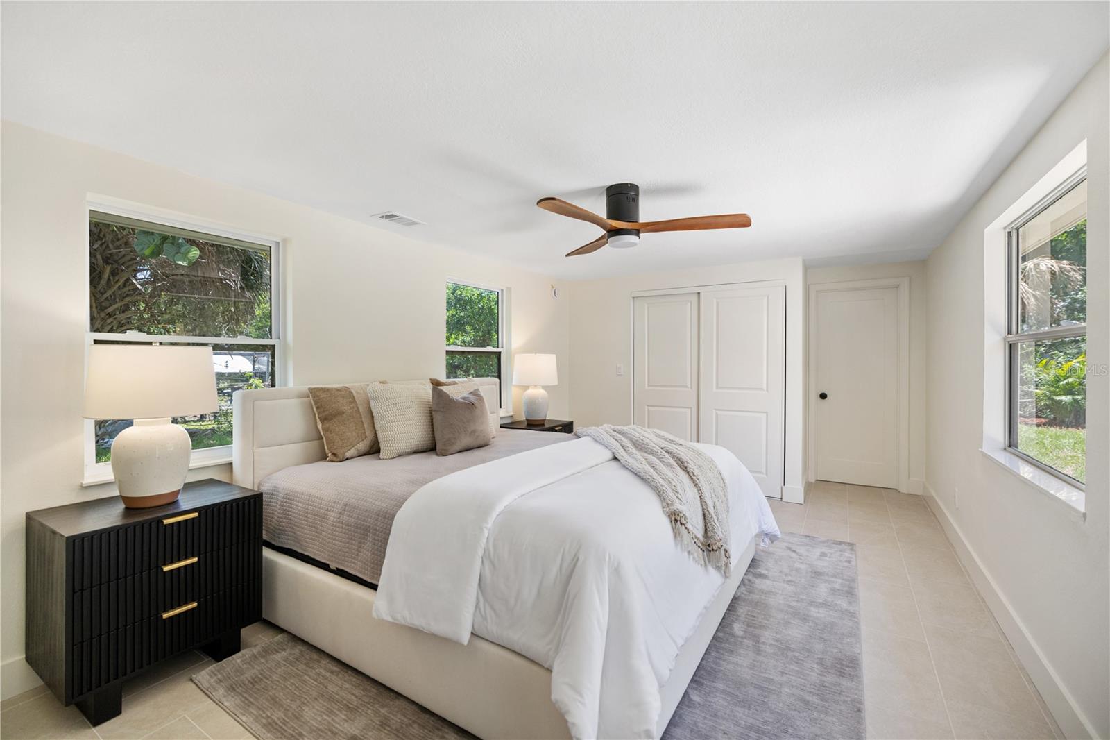 Listing photo id 13 for 2120 Bonita Way S