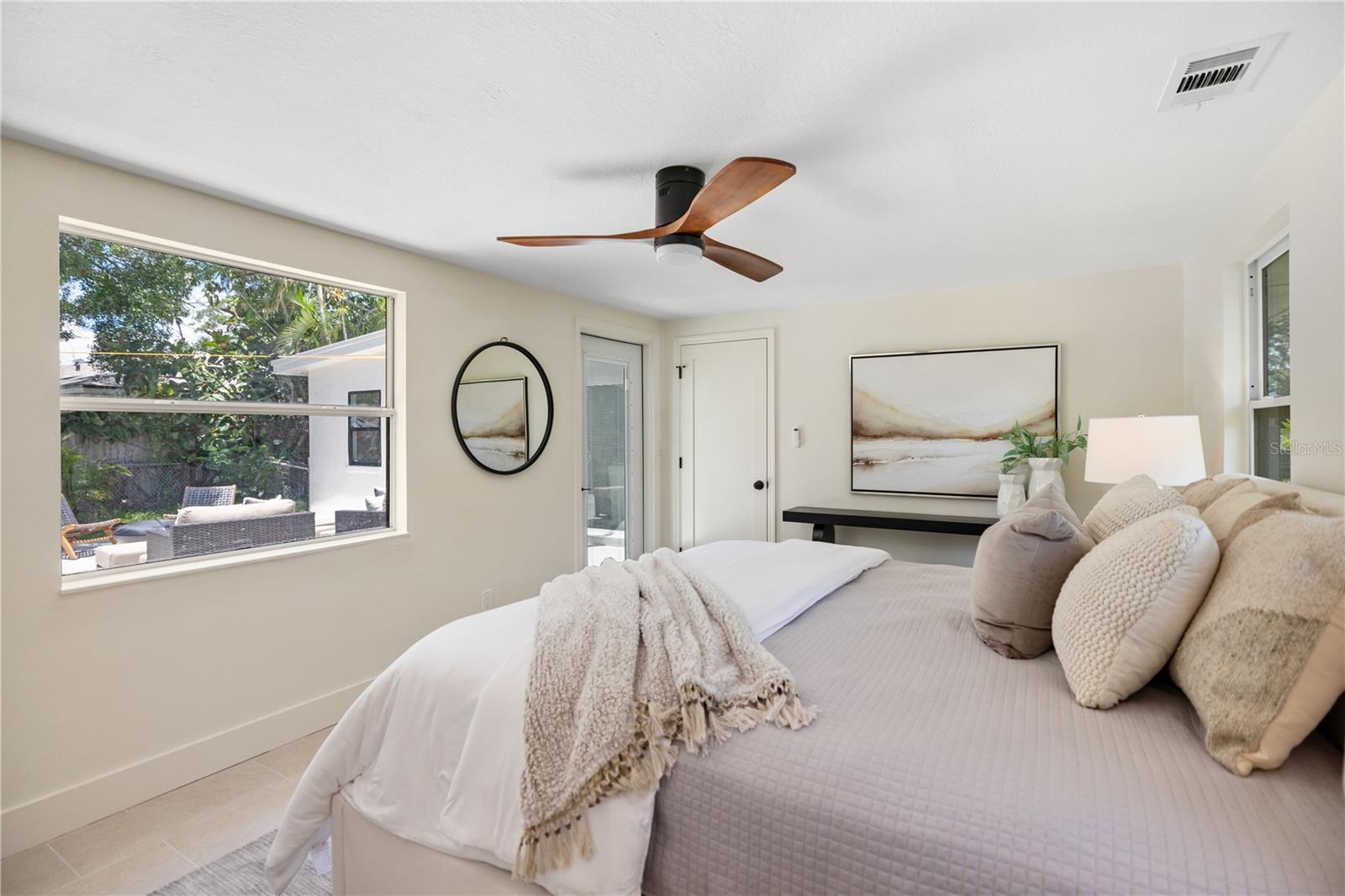 Listing photo id 15 for 2120 Bonita Way S