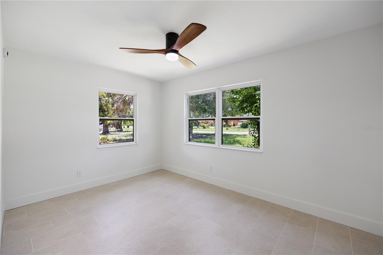 Listing photo id 18 for 2120 Bonita Way S